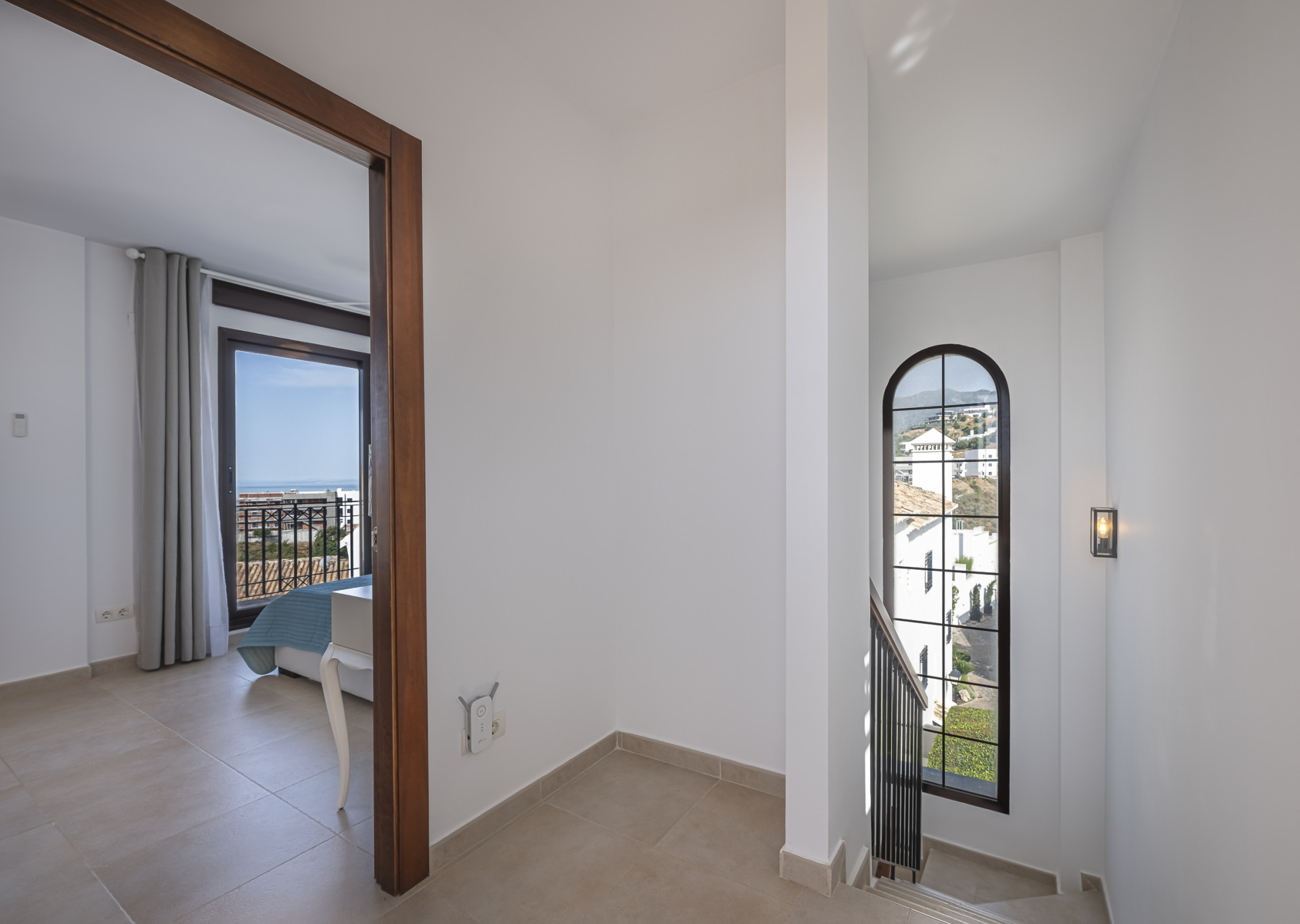 Triplex orientado al sur ubicado en una comunidad cerrada en Altos de Los Monteros en Marbella Este