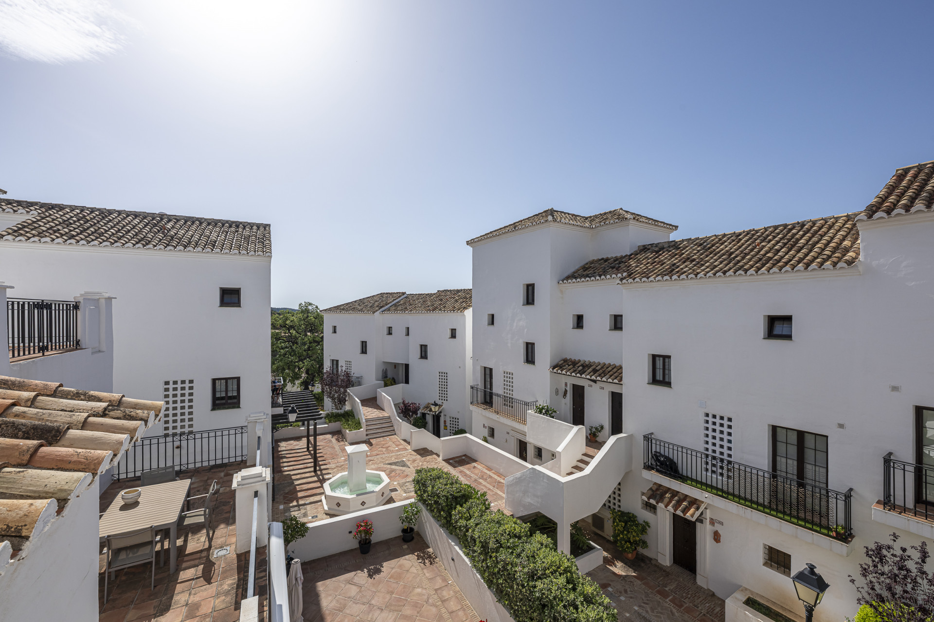 Triplex orientado al sur ubicado en una comunidad cerrada en Altos de Los Monteros en Marbella Este