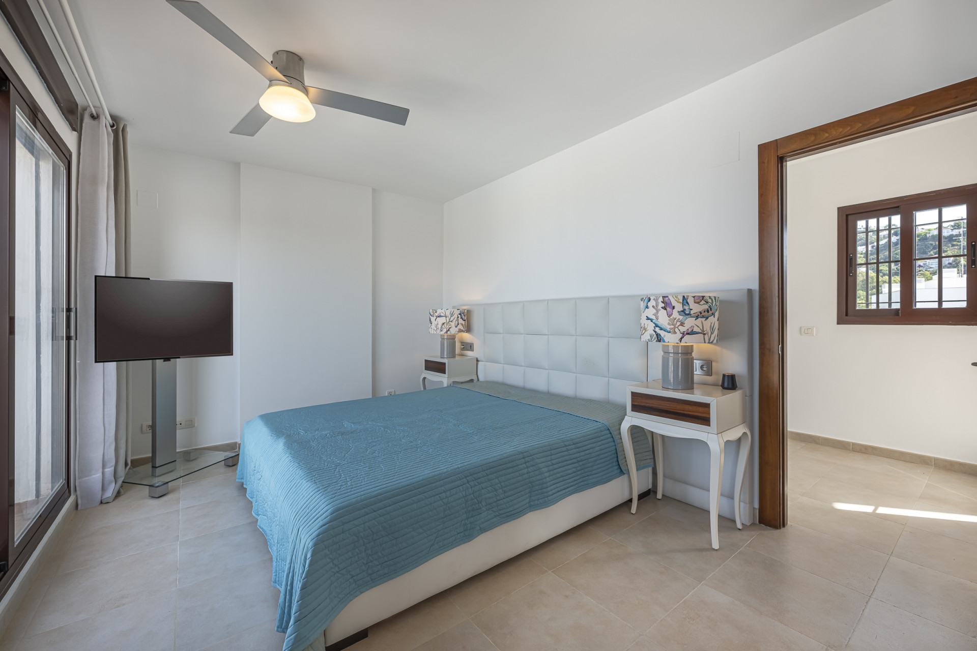 Triplex orientado al sur ubicado en una comunidad cerrada en Altos de Los Monteros en Marbella Este