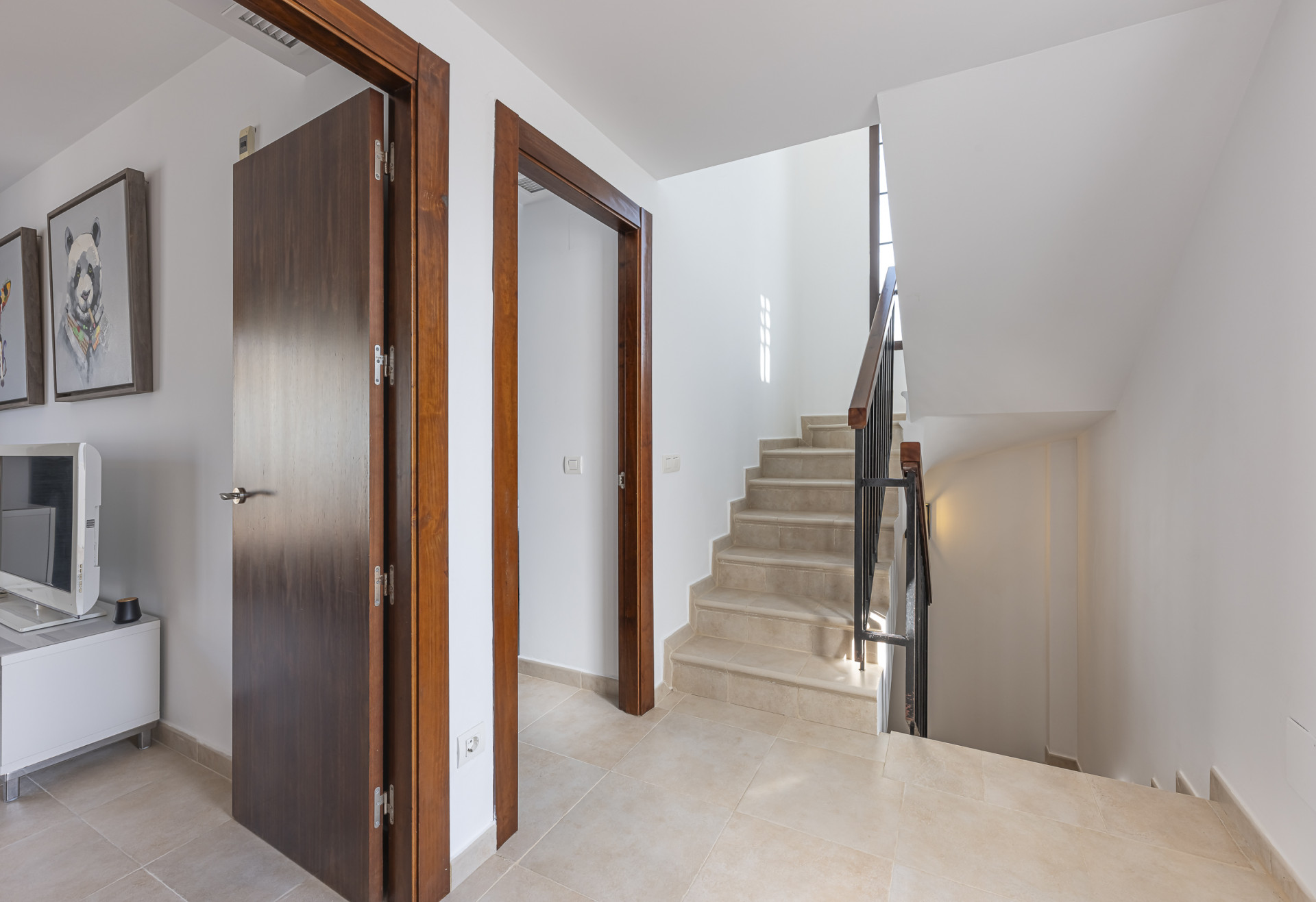 Triplex orientado al sur ubicado en una comunidad cerrada en Altos de Los Monteros en Marbella Este