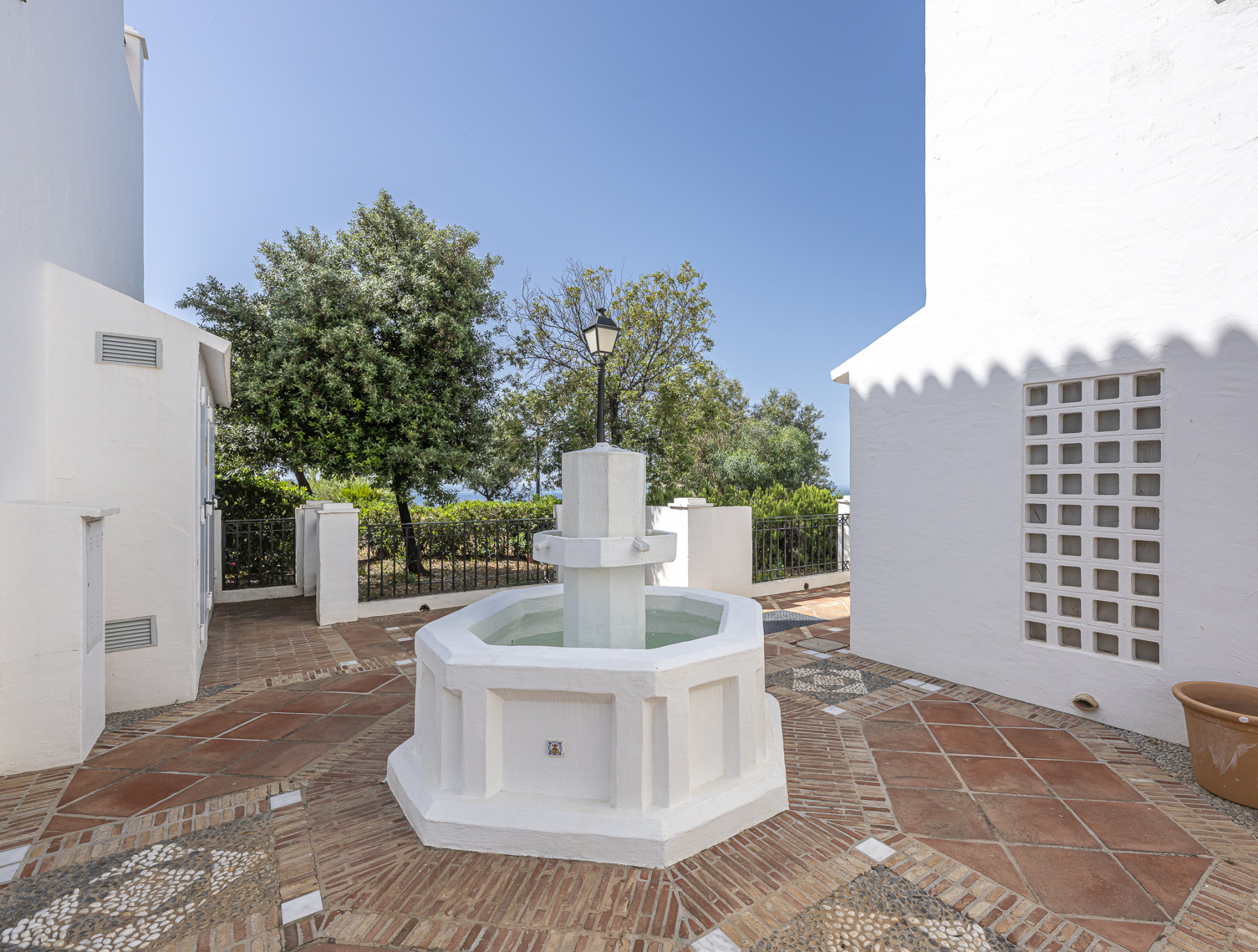 Triplex orientado al sur ubicado en una comunidad cerrada en Altos de Los Monteros en Marbella Este