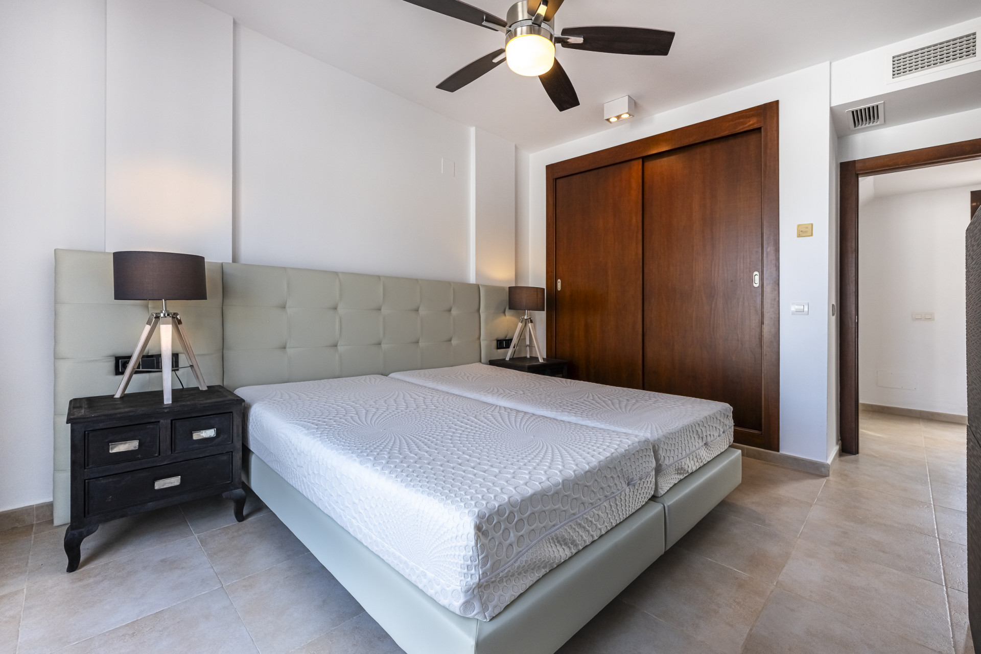 Triplex orientado al sur ubicado en una comunidad cerrada en Altos de Los Monteros en Marbella Este