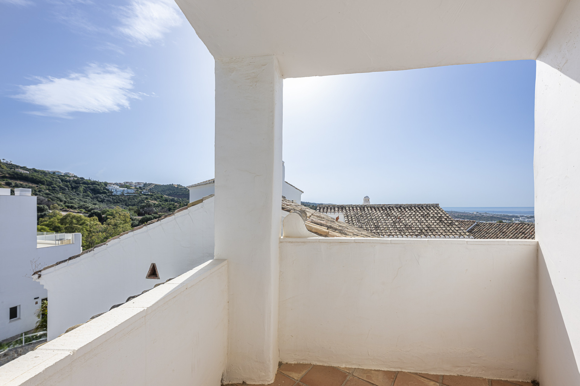Triplex orientado al sur ubicado en una comunidad cerrada en Altos de Los Monteros en Marbella Este