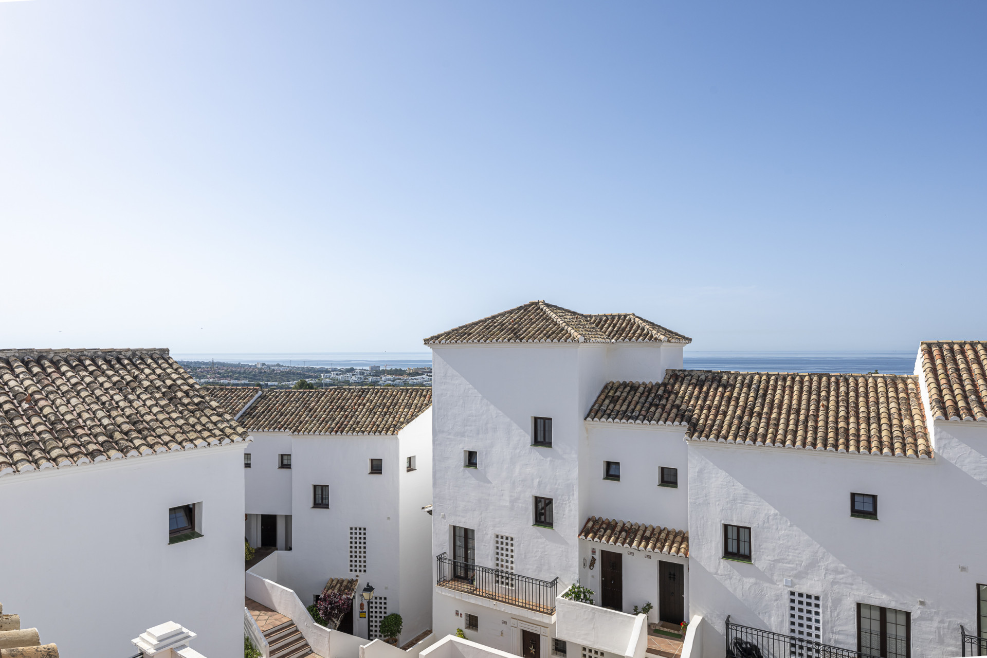 Triplex orientado al sur ubicado en una comunidad cerrada en Altos de Los Monteros en Marbella Este