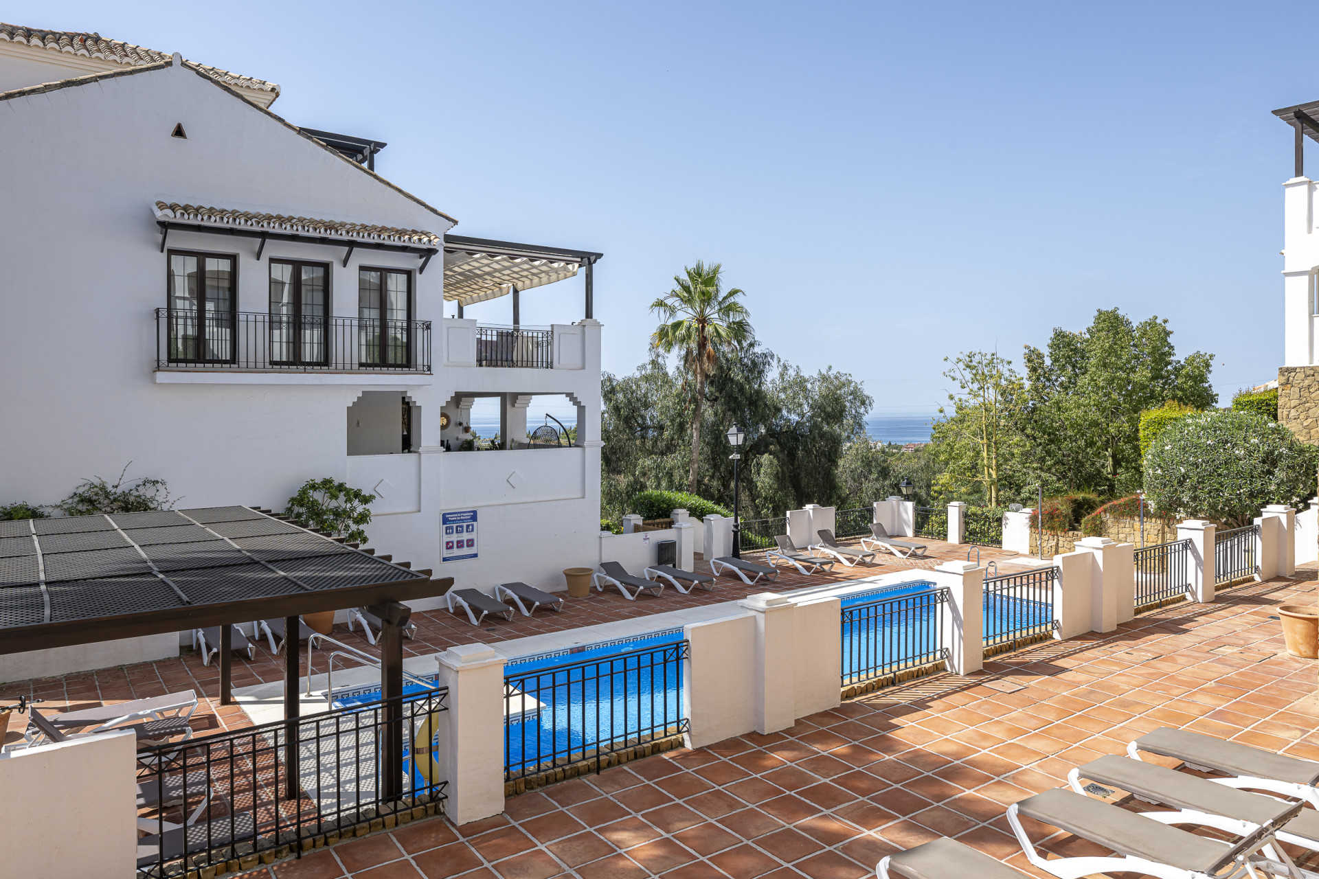 Triplex orientado al sur ubicado en una comunidad cerrada en Altos de Los Monteros en Marbella Este