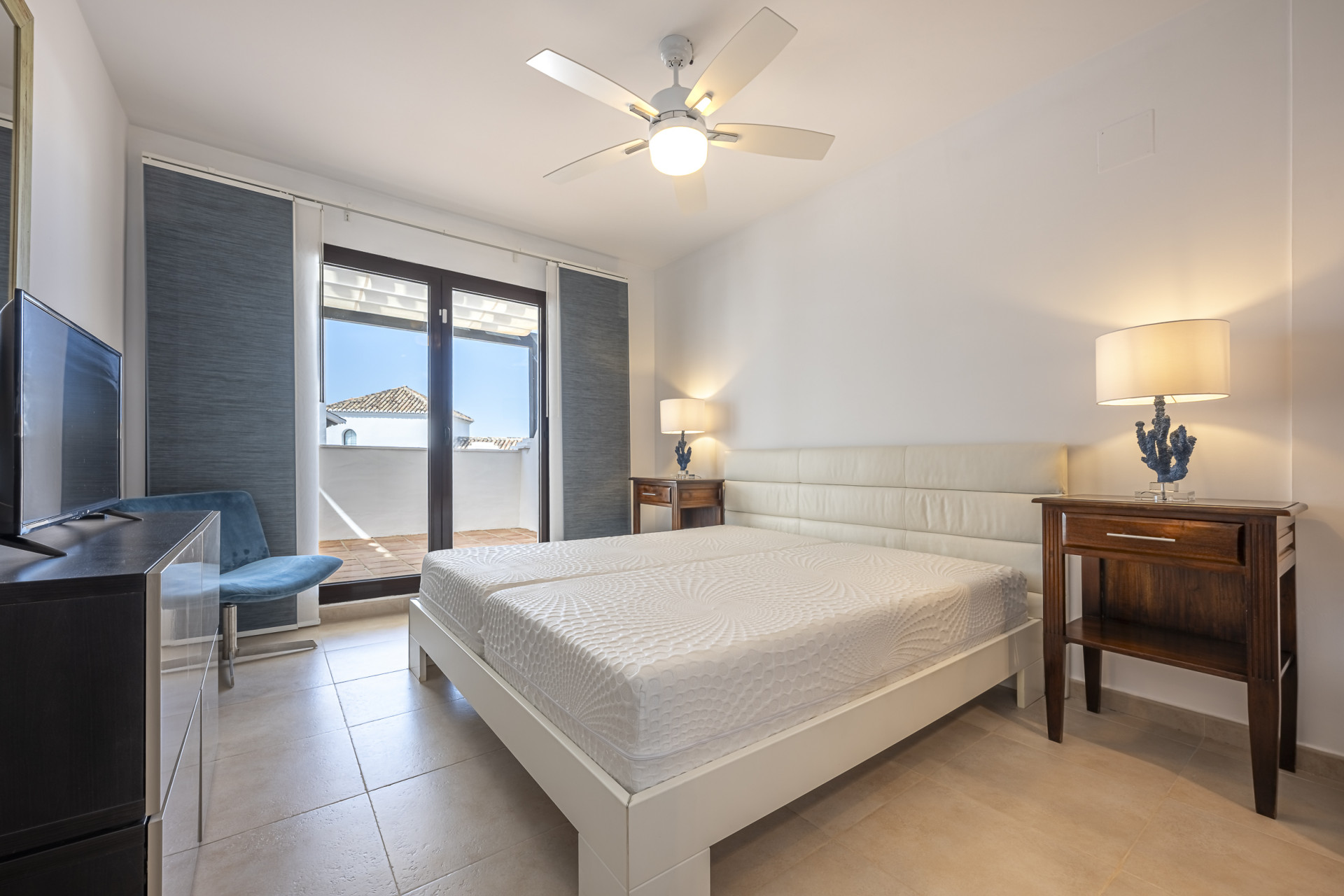 Triplex orientado al sur ubicado en una comunidad cerrada en Altos de Los Monteros en Marbella Este