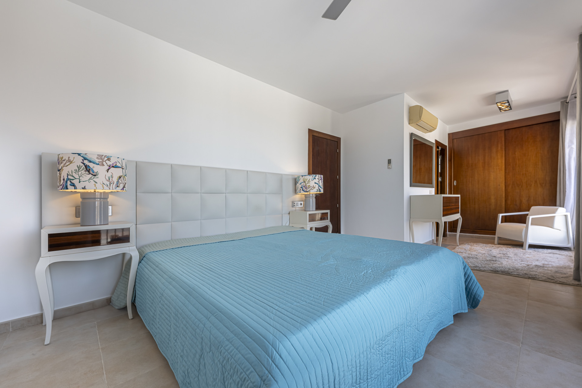Triplex orientado al sur ubicado en una comunidad cerrada en Altos de Los Monteros en Marbella Este