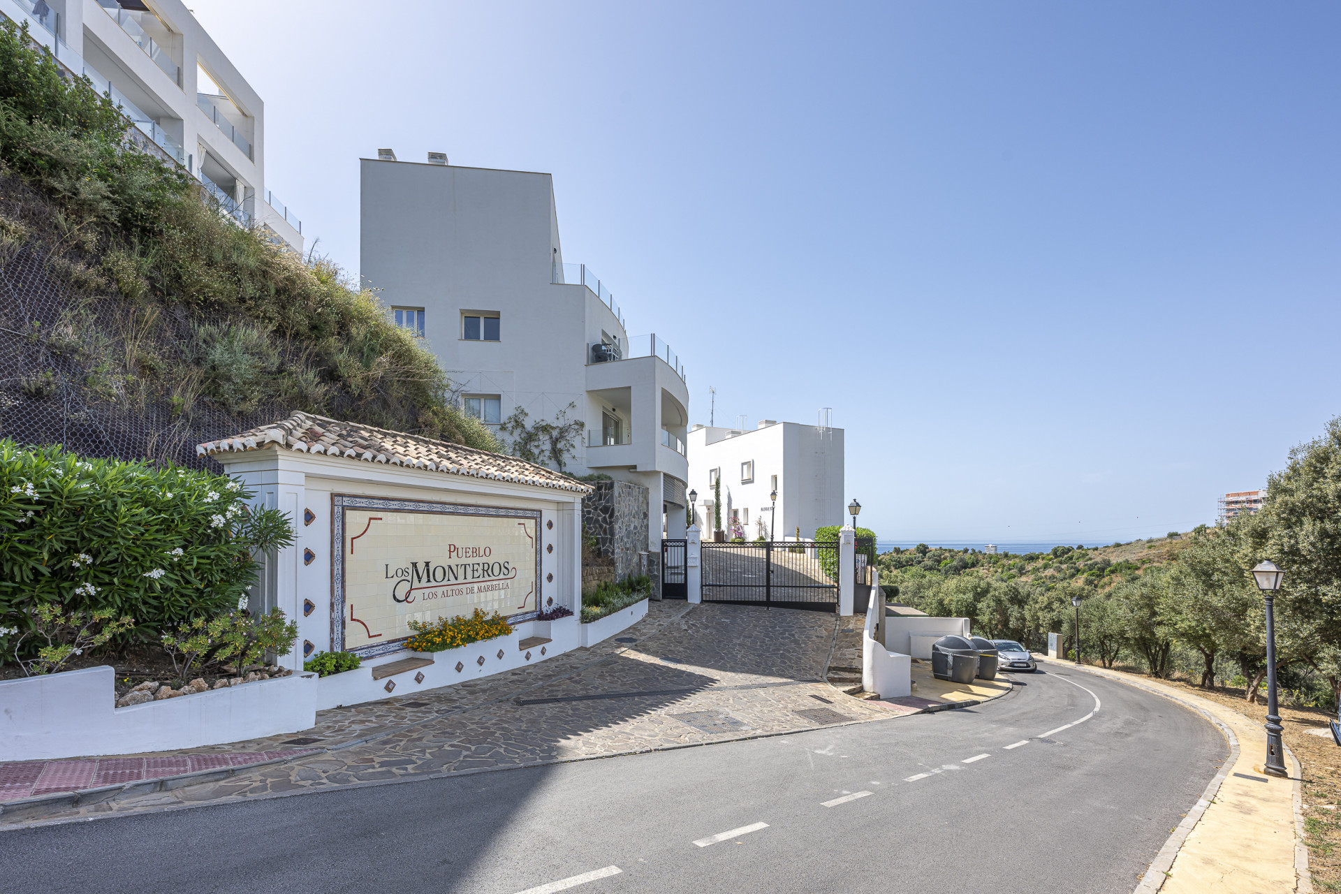 Triplex orientado al sur ubicado en una comunidad cerrada en Altos de Los Monteros en Marbella Este