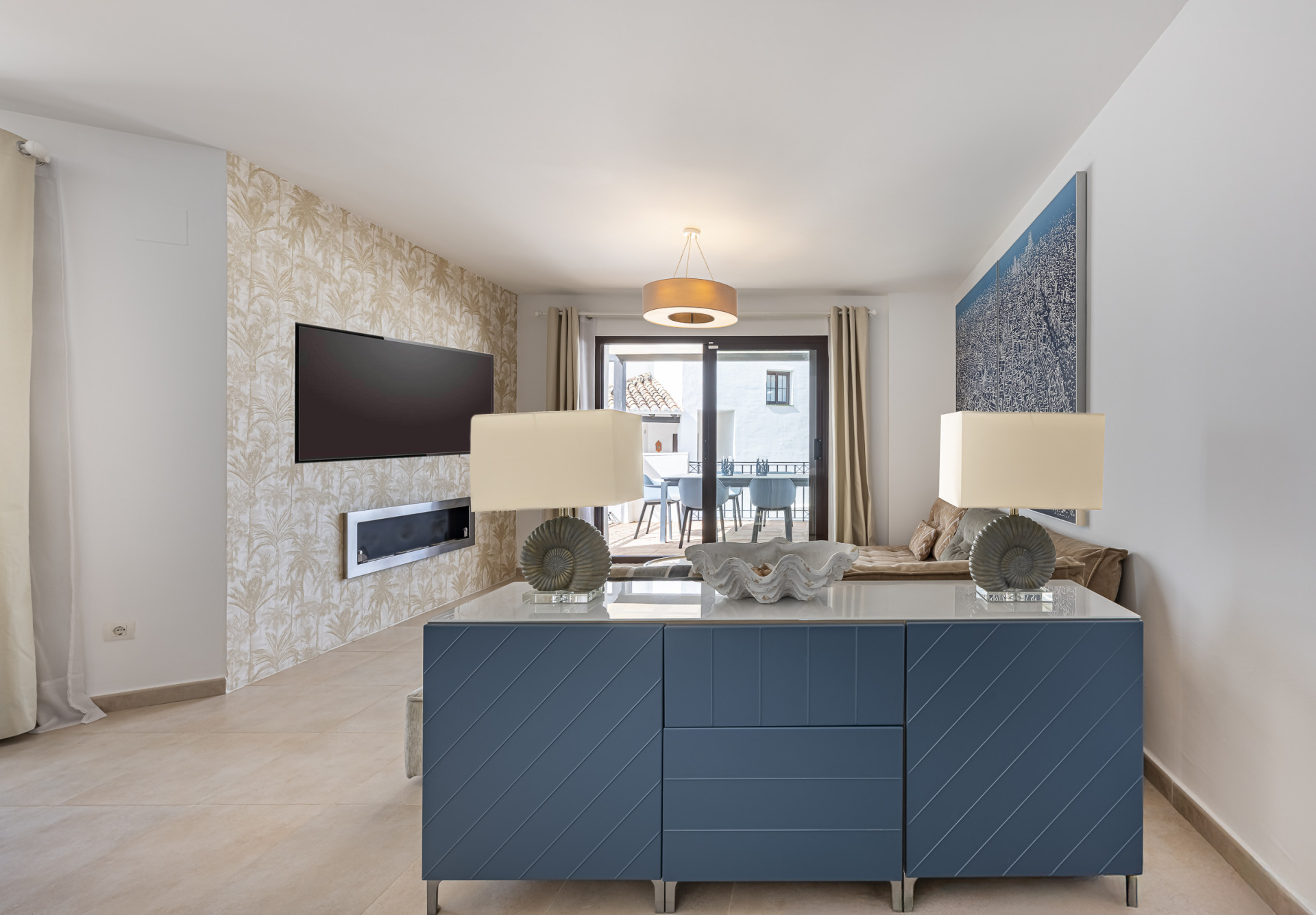 Triplex orientado al sur ubicado en una comunidad cerrada en Altos de Los Monteros en Marbella Este