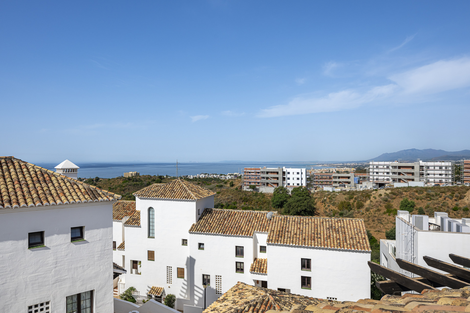 Triplex orientado al sur ubicado en una comunidad cerrada en Altos de Los Monteros en Marbella Este