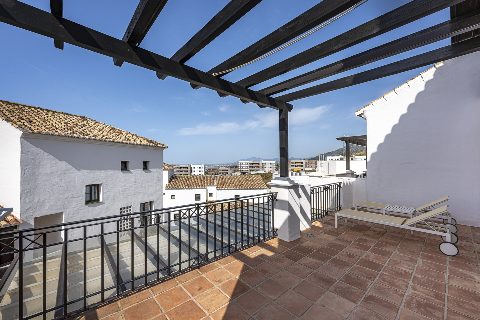 Triplex orientado al sur ubicado en una comunidad cerrada en Altos de Los Monteros en Marbella Este