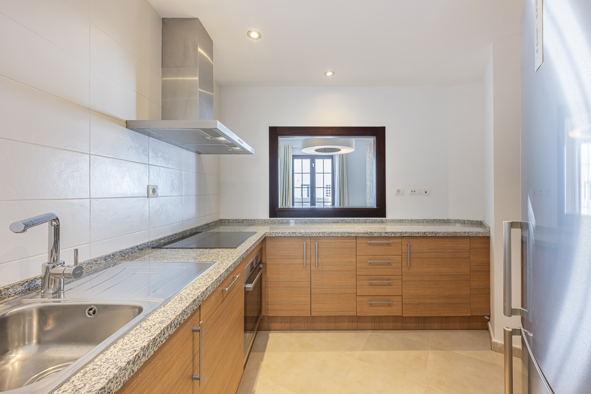 Triplex orientado al sur ubicado en una comunidad cerrada en Altos de Los Monteros en Marbella Este