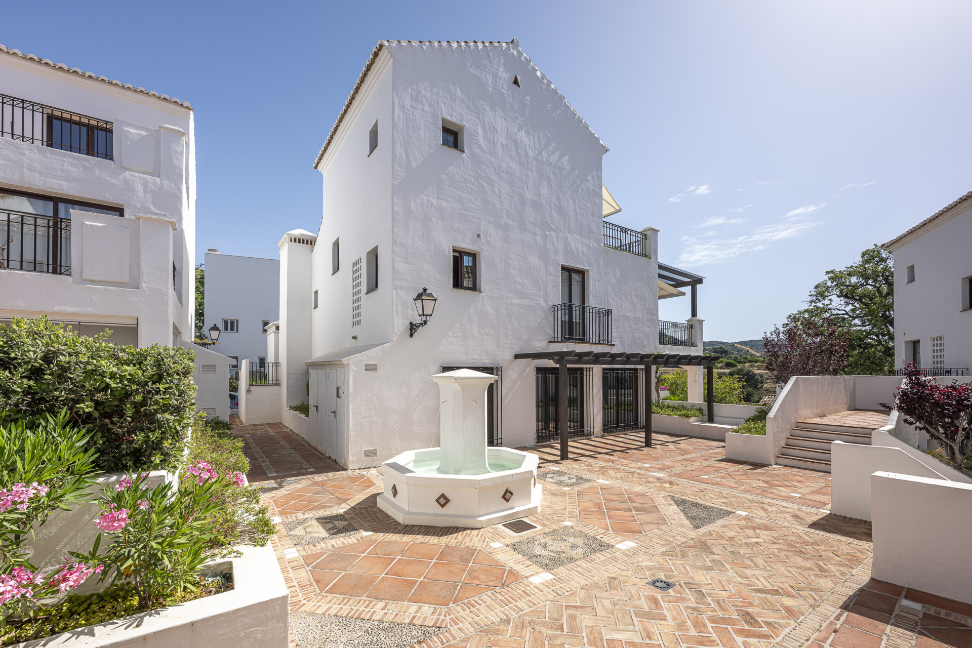 Triplex orientado al sur ubicado en una comunidad cerrada en Altos de Los Monteros en Marbella Este