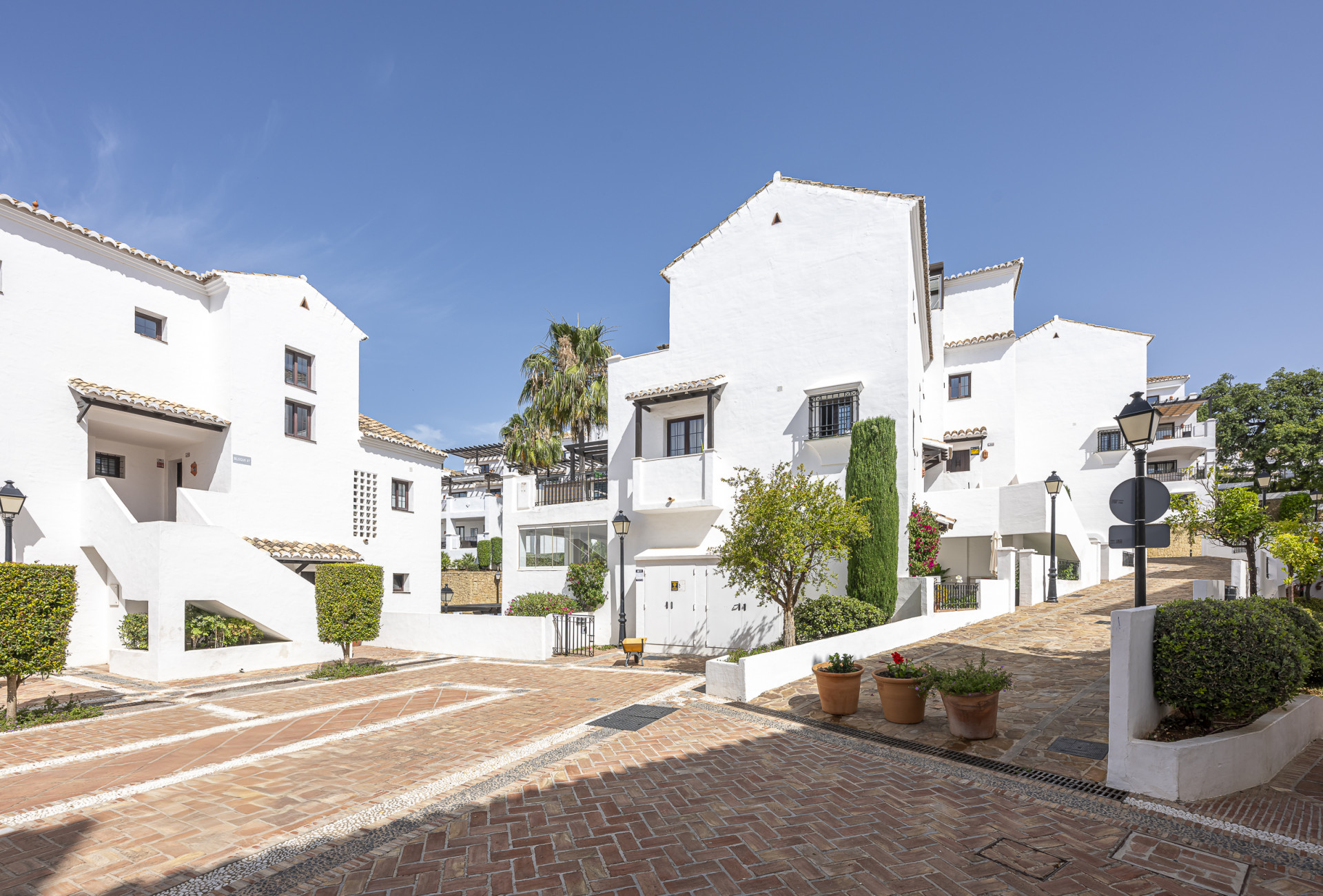Triplex orientado al sur ubicado en una comunidad cerrada en Altos de Los Monteros en Marbella Este