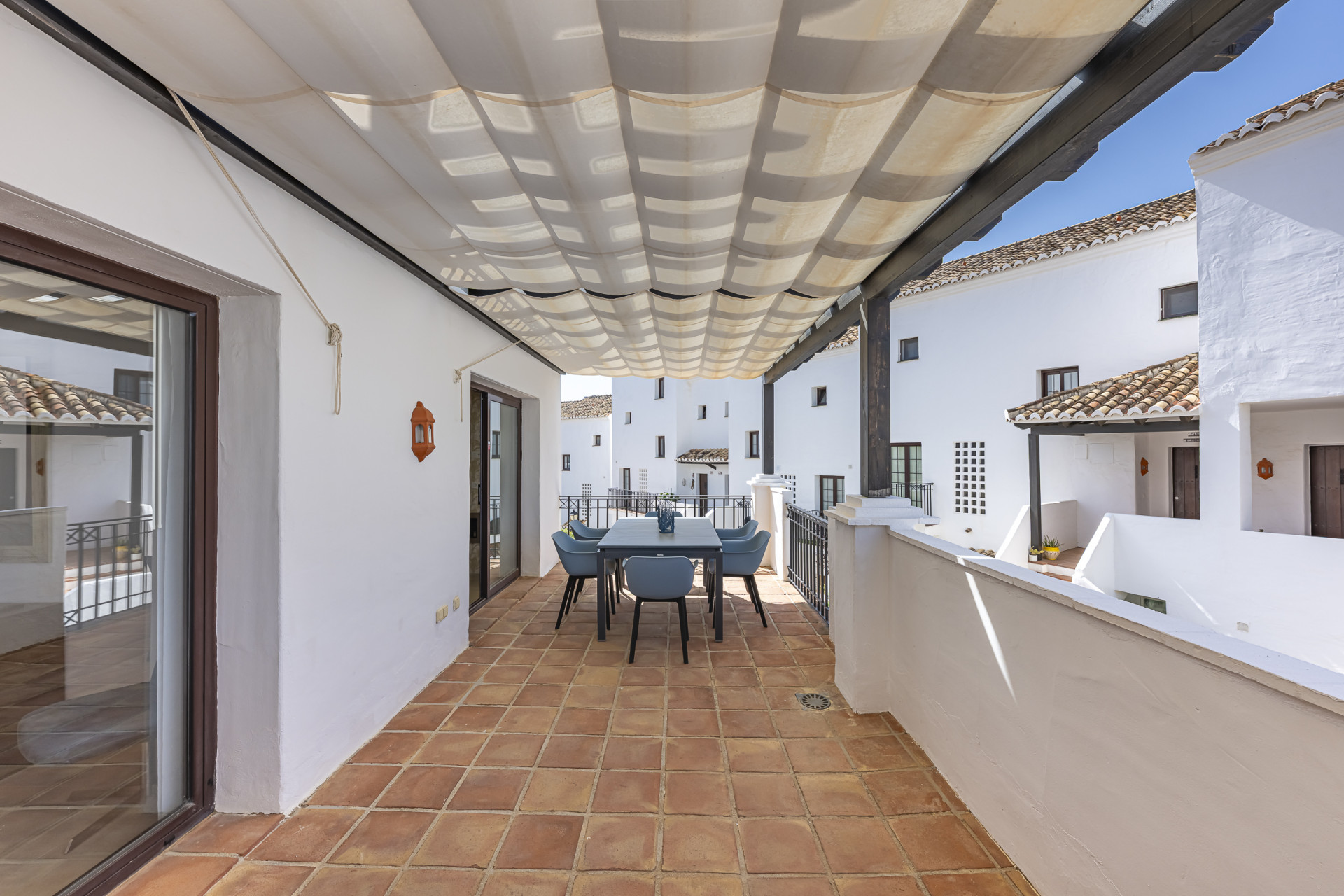 Triplex orientado al sur ubicado en una comunidad cerrada en Altos de Los Monteros en Marbella Este
