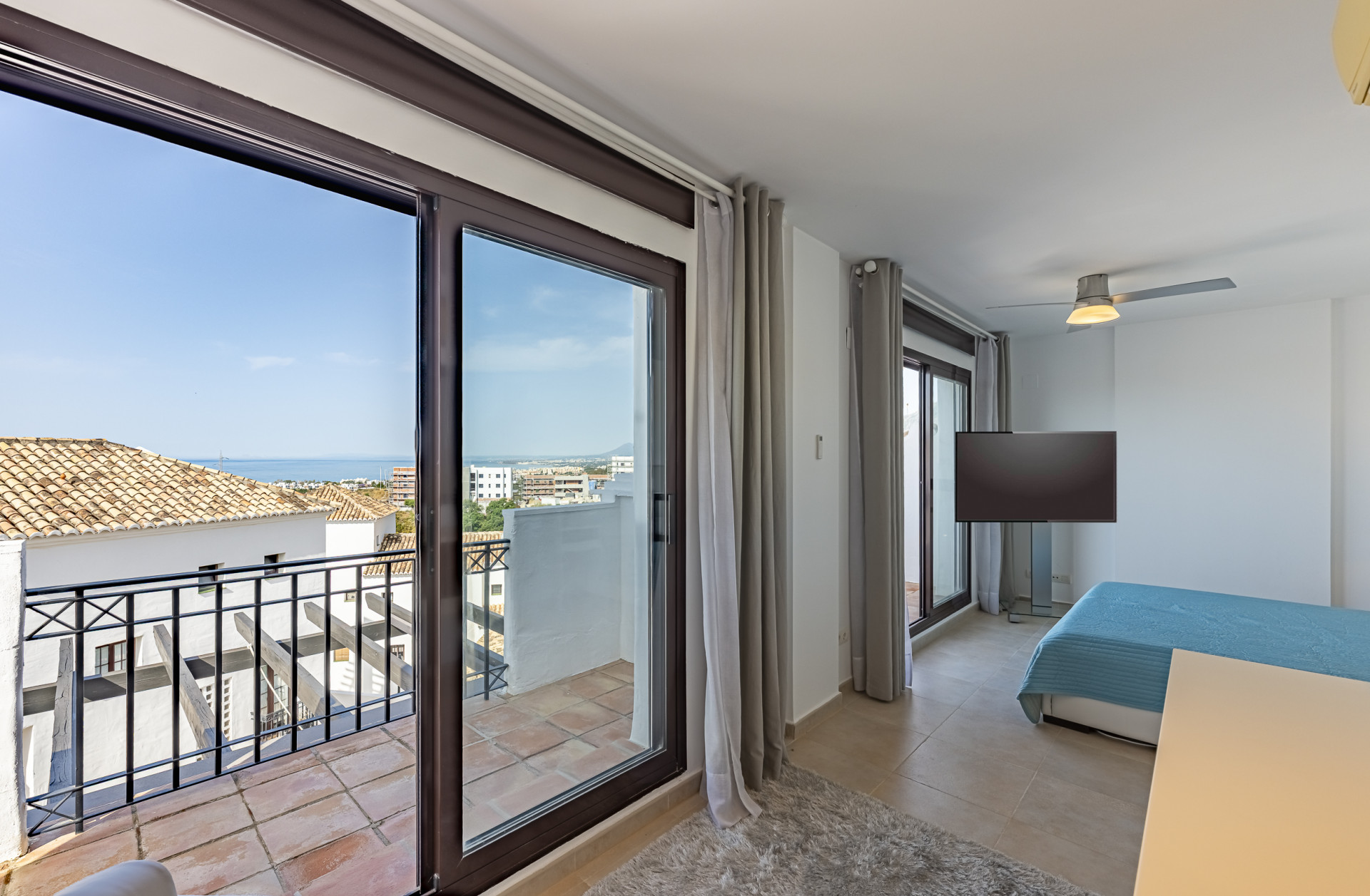 Triplex orientado al sur ubicado en una comunidad cerrada en Altos de Los Monteros en Marbella Este