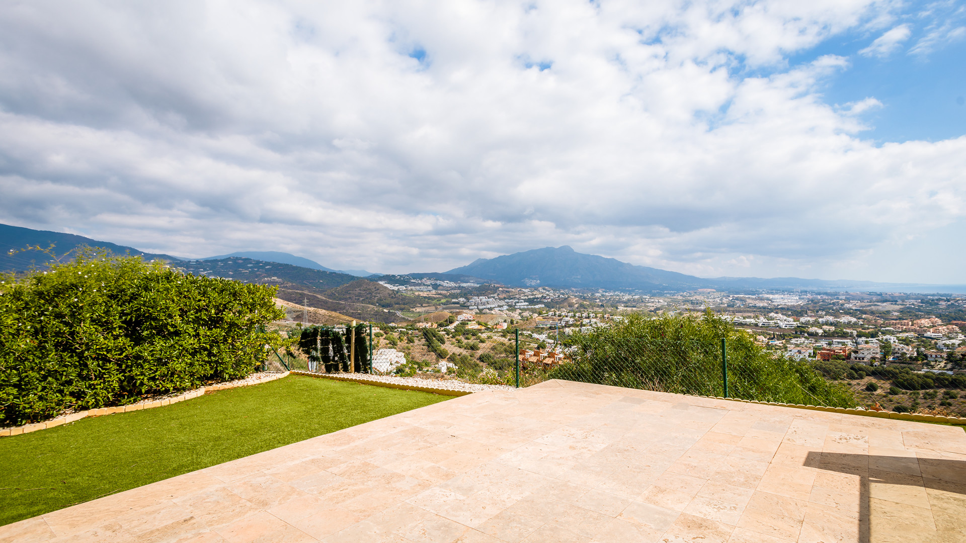 Casa unifamiliar con vistas abiertas en Marbella Vistas en Benahavis