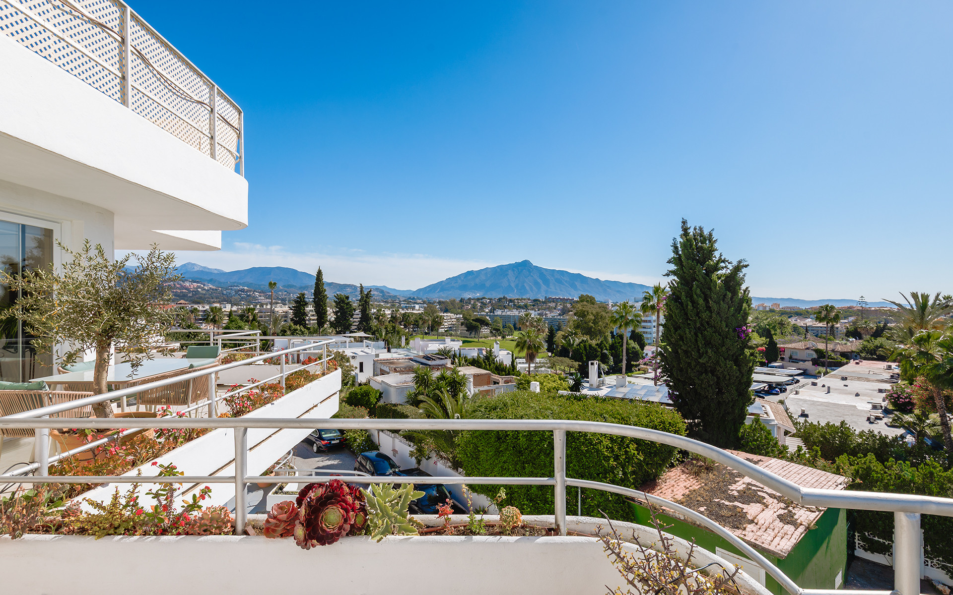 3 bedroom penthouse with views to the sea, the mountains and the golf course in San Pedro de Alcantara