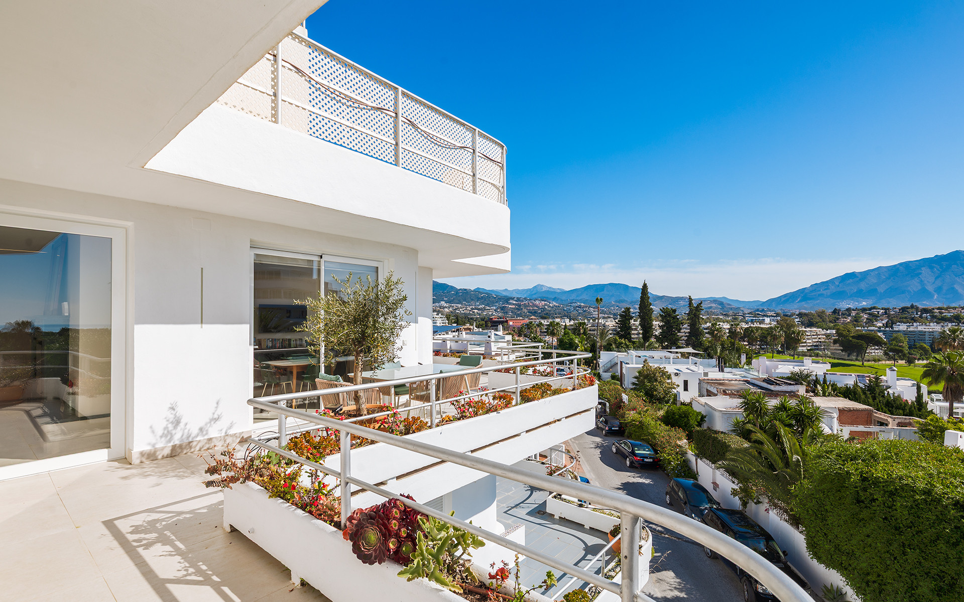 3 bedroom penthouse with views to the sea, the mountains and the golf course in San Pedro de Alcantara
