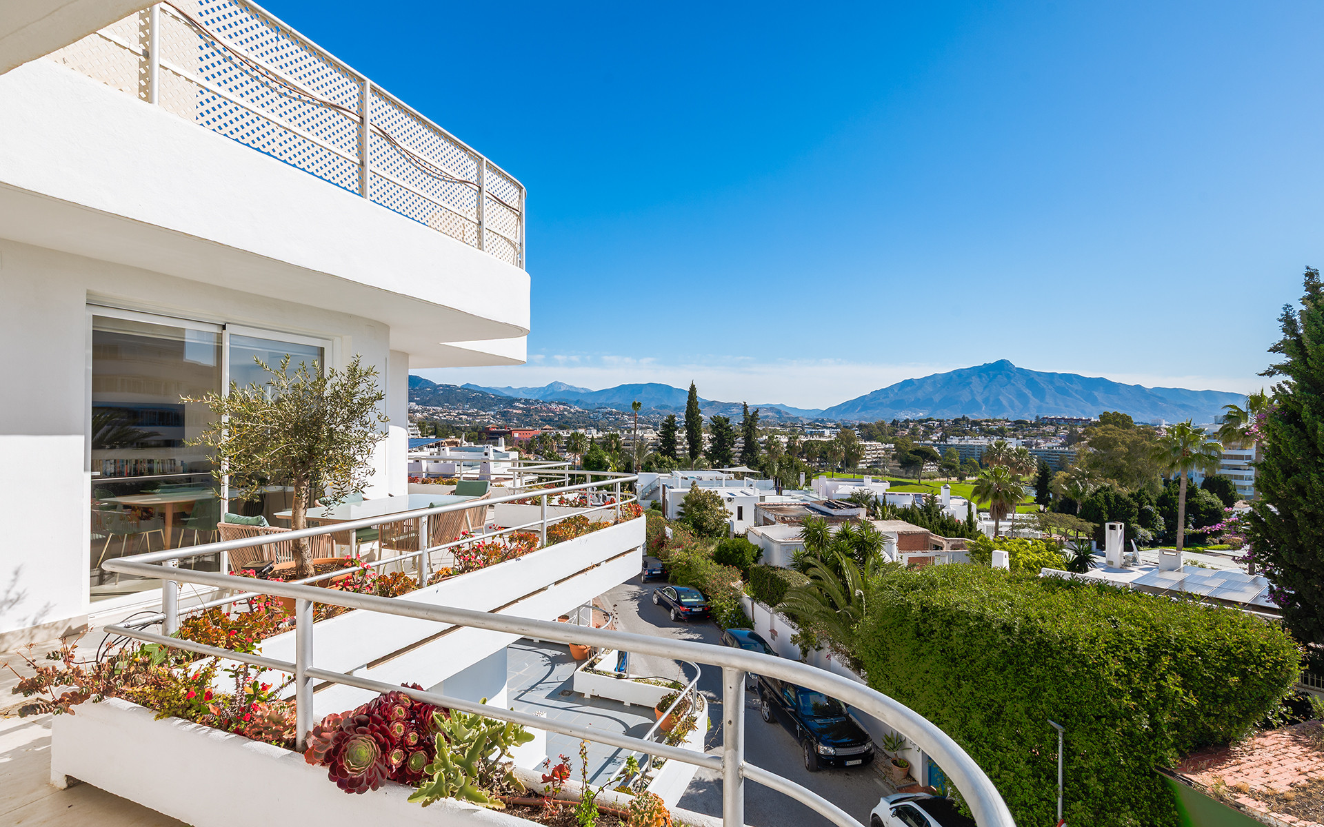 3 bedroom penthouse with views to the sea, the mountains and the golf course in San Pedro de Alcantara