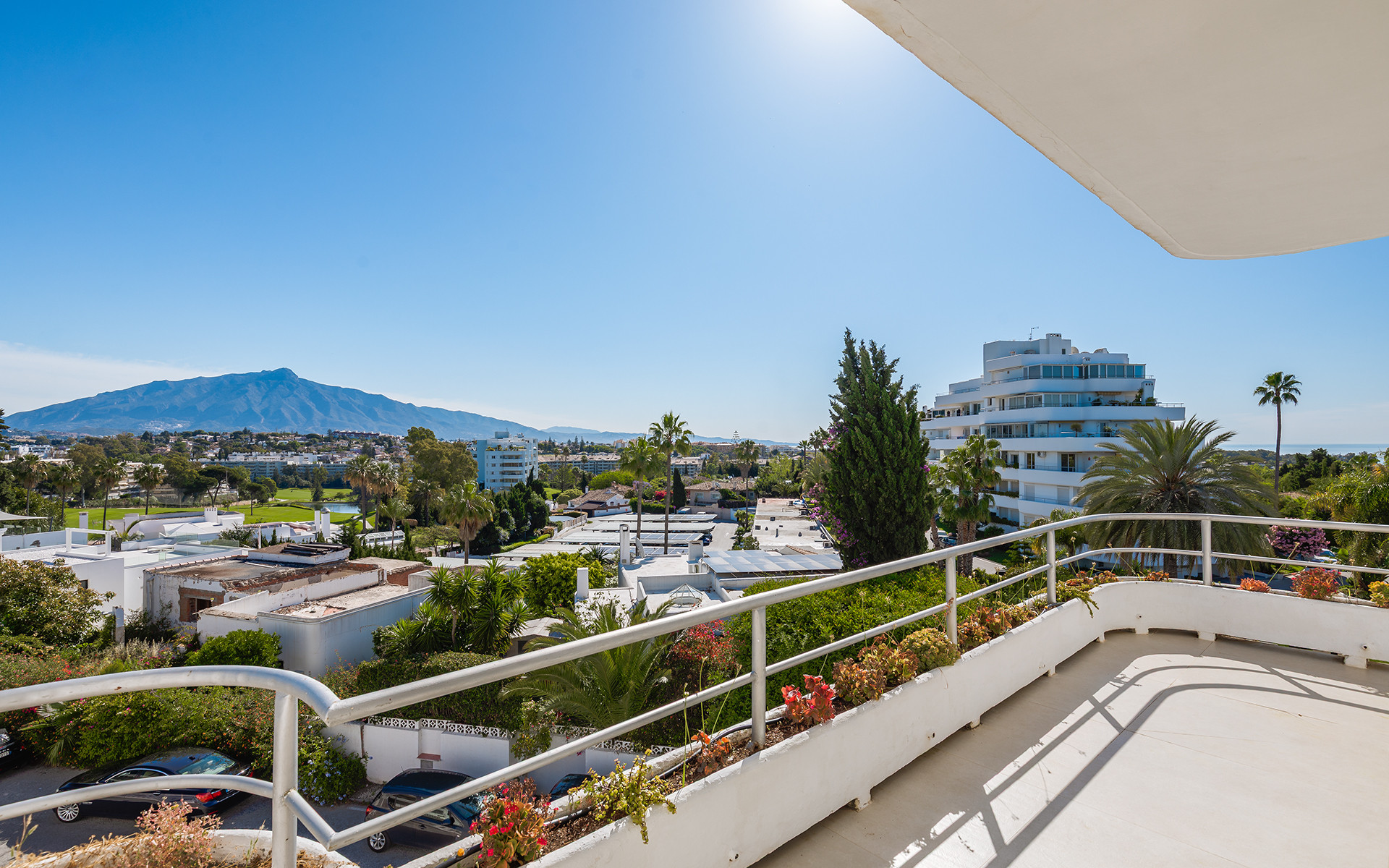 3 bedroom penthouse with views to the sea, the mountains and the golf course in San Pedro de Alcantara
