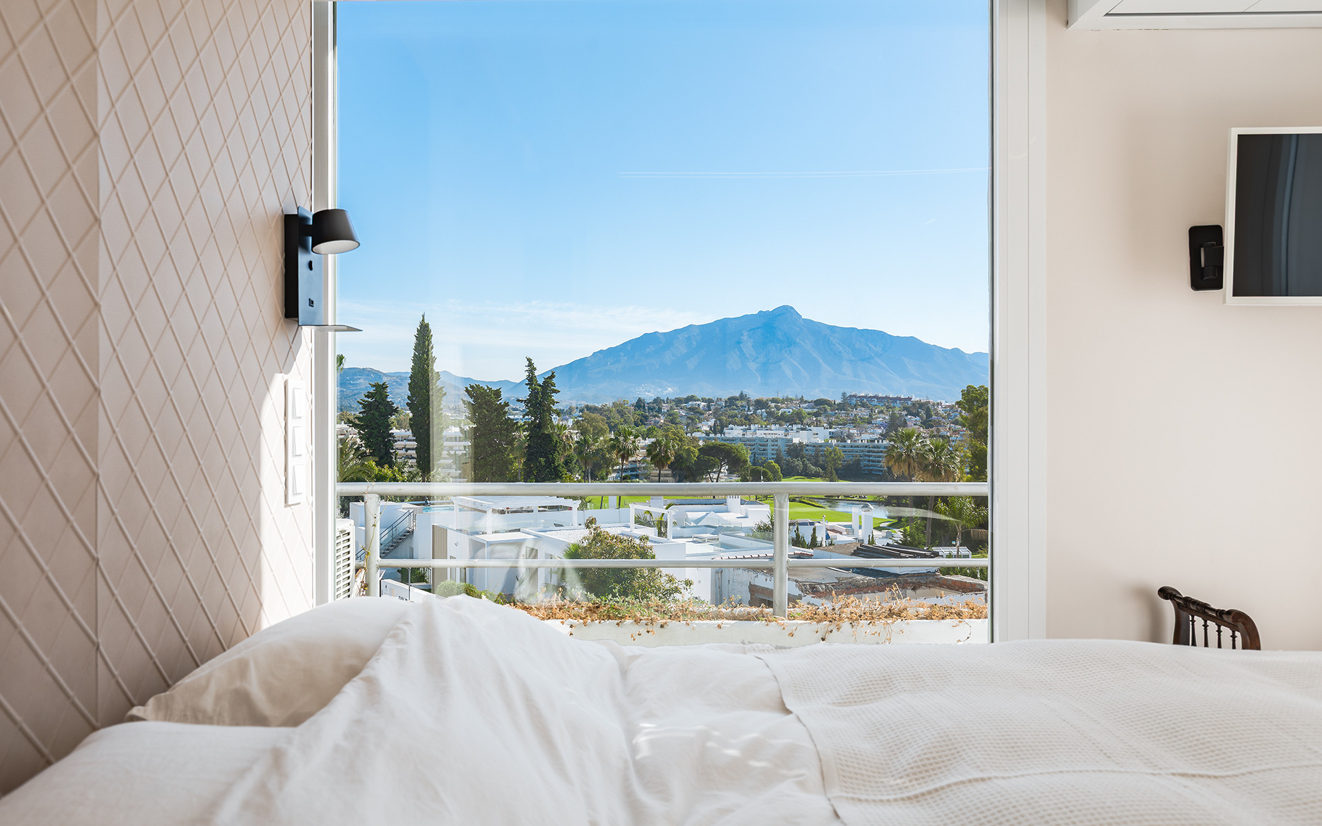 3 bedroom penthouse with views to the sea, the mountains and the golf course in San Pedro de Alcantara