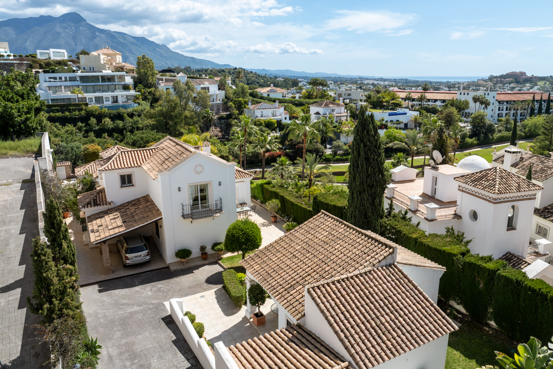 Andalusion style villa with La Quinta golf and sea vieuws in Benahavis