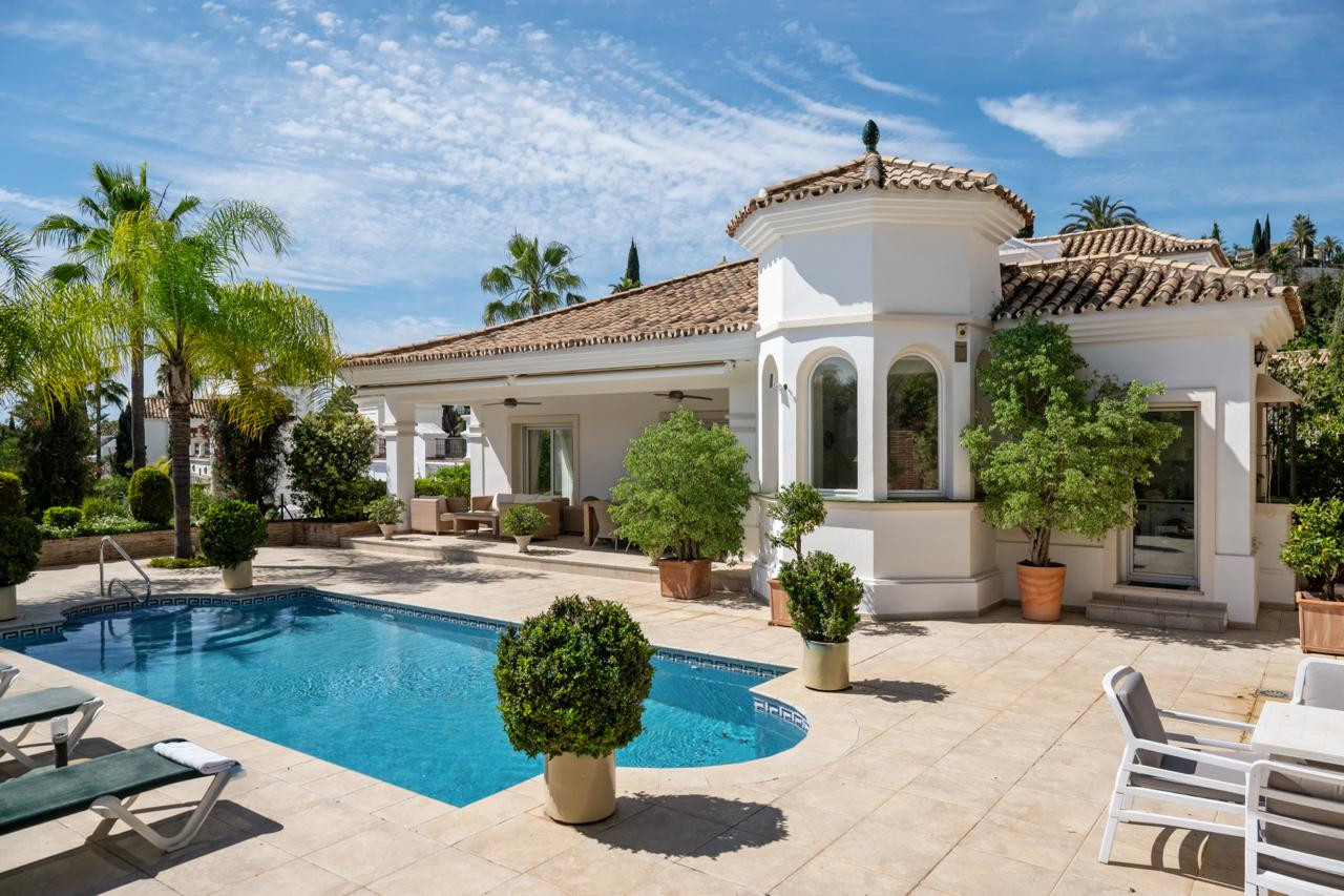 Andalusion style villa with La Quinta golf and sea vieuws in Benahavis