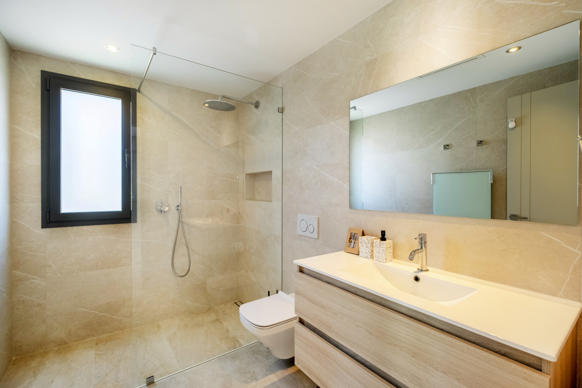 Impresionante villa de 5 dormitorios con comodidades premium en la Milla de Oro en Marbella
