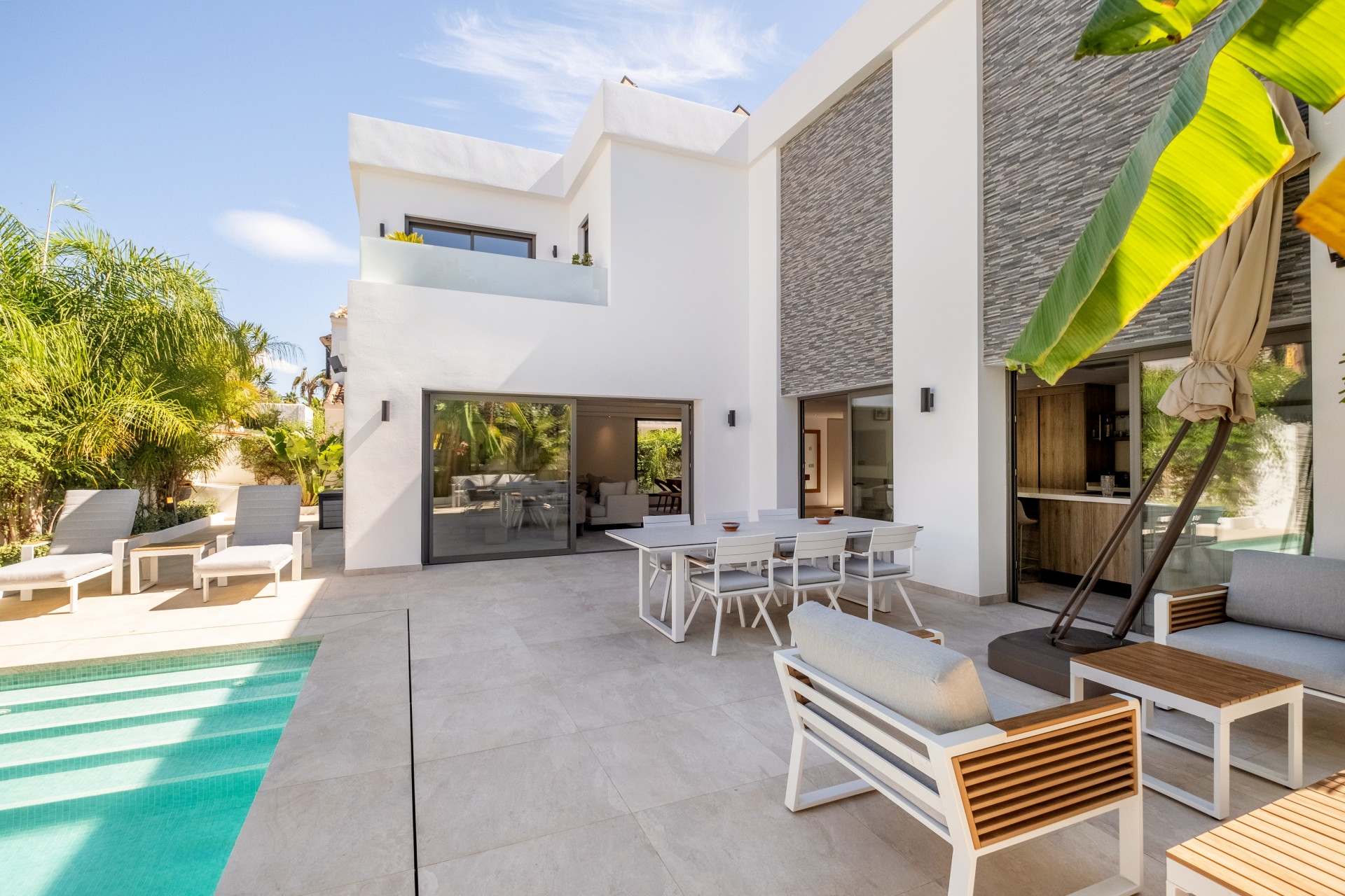 Impresionante villa de 5 dormitorios con comodidades premium en la Milla de Oro en Marbella