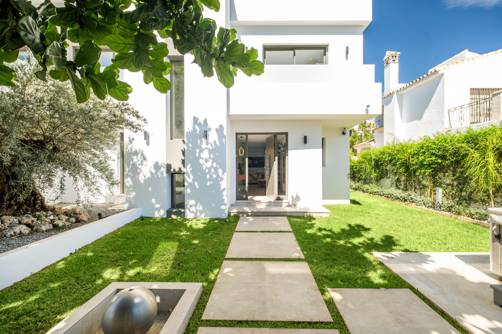 Impresionante villa de 5 dormitorios con comodidades premium en la Milla de Oro en Marbella