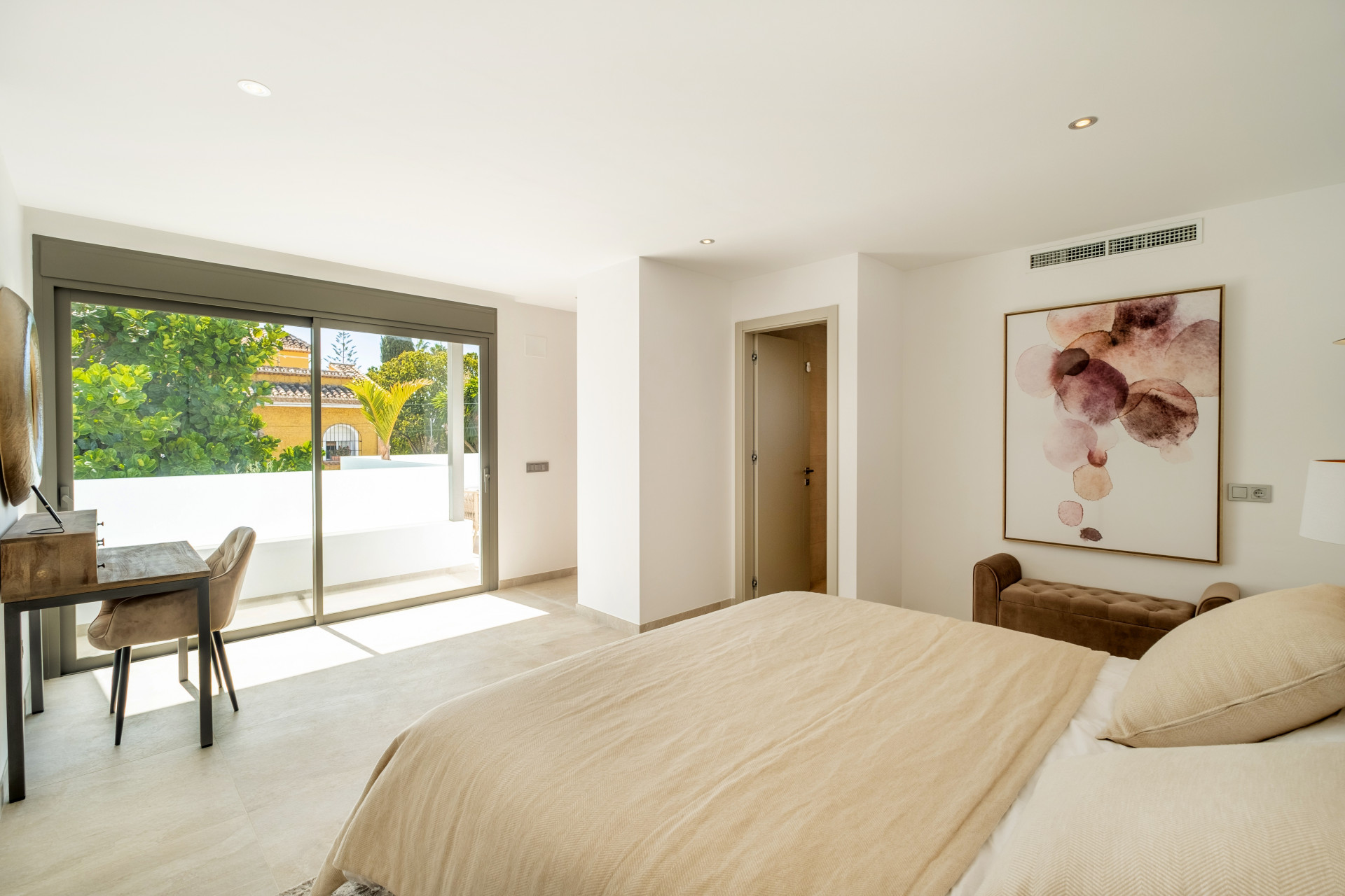 Impresionante villa de 5 dormitorios con comodidades premium en la Milla de Oro en Marbella