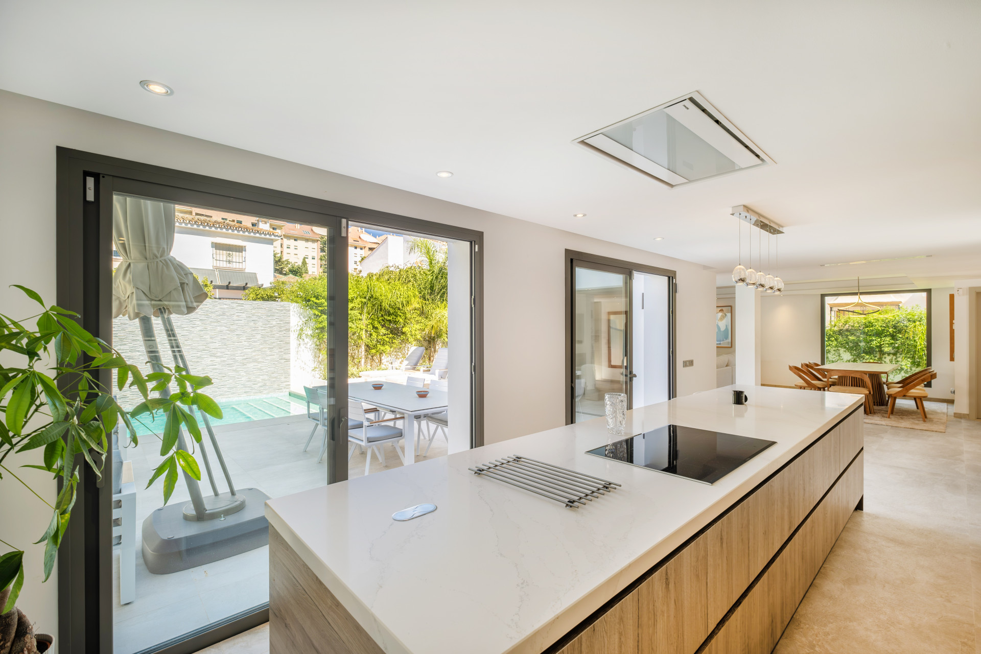 Impresionante villa de 5 dormitorios con comodidades premium en la Milla de Oro en Marbella