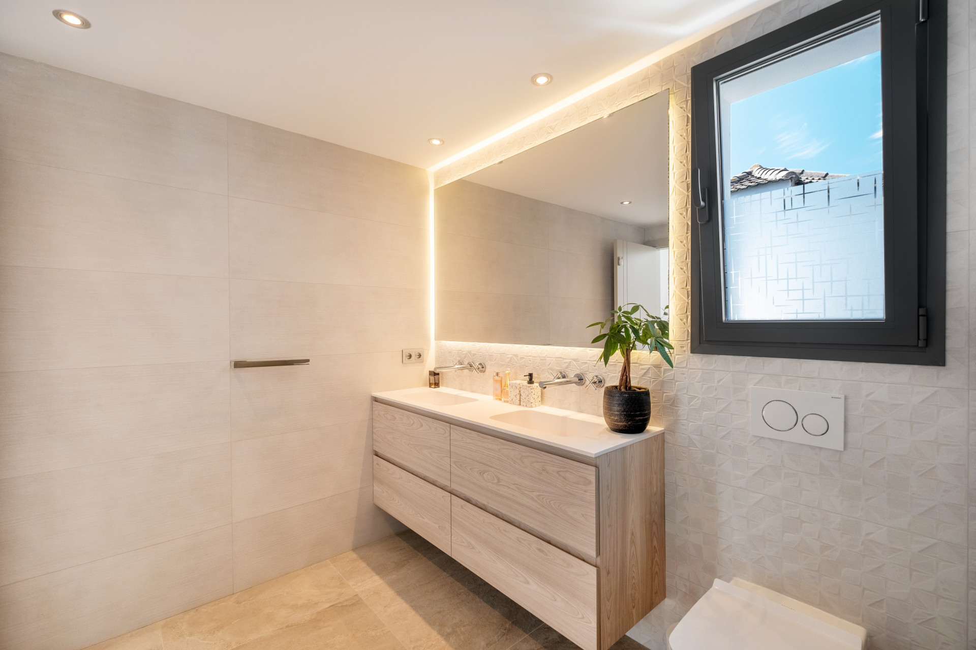 Impresionante villa de 5 dormitorios con comodidades premium en la Milla de Oro en Marbella