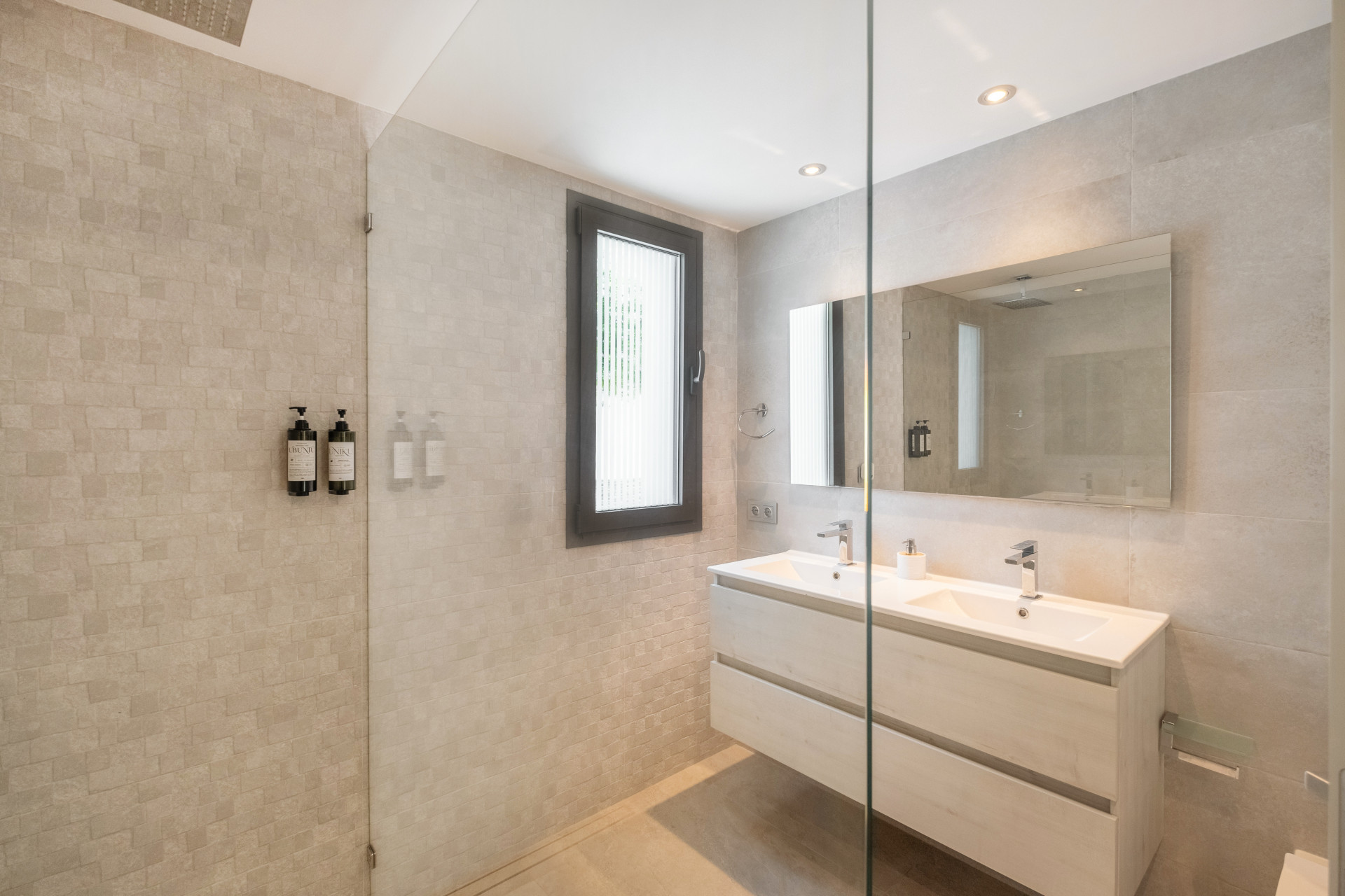 Impresionante villa de 5 dormitorios con comodidades premium en la Milla de Oro en Marbella