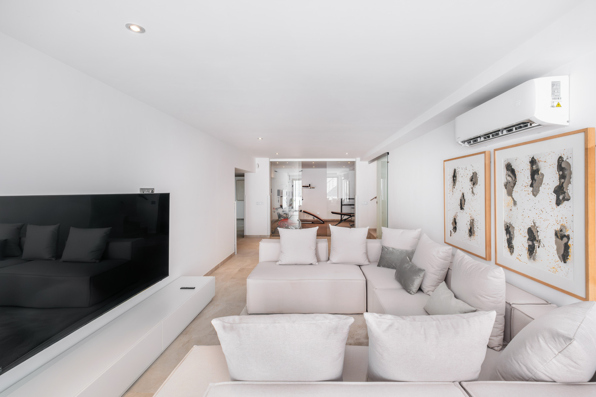 Impresionante villa de 5 dormitorios con comodidades premium en la Milla de Oro en Marbella