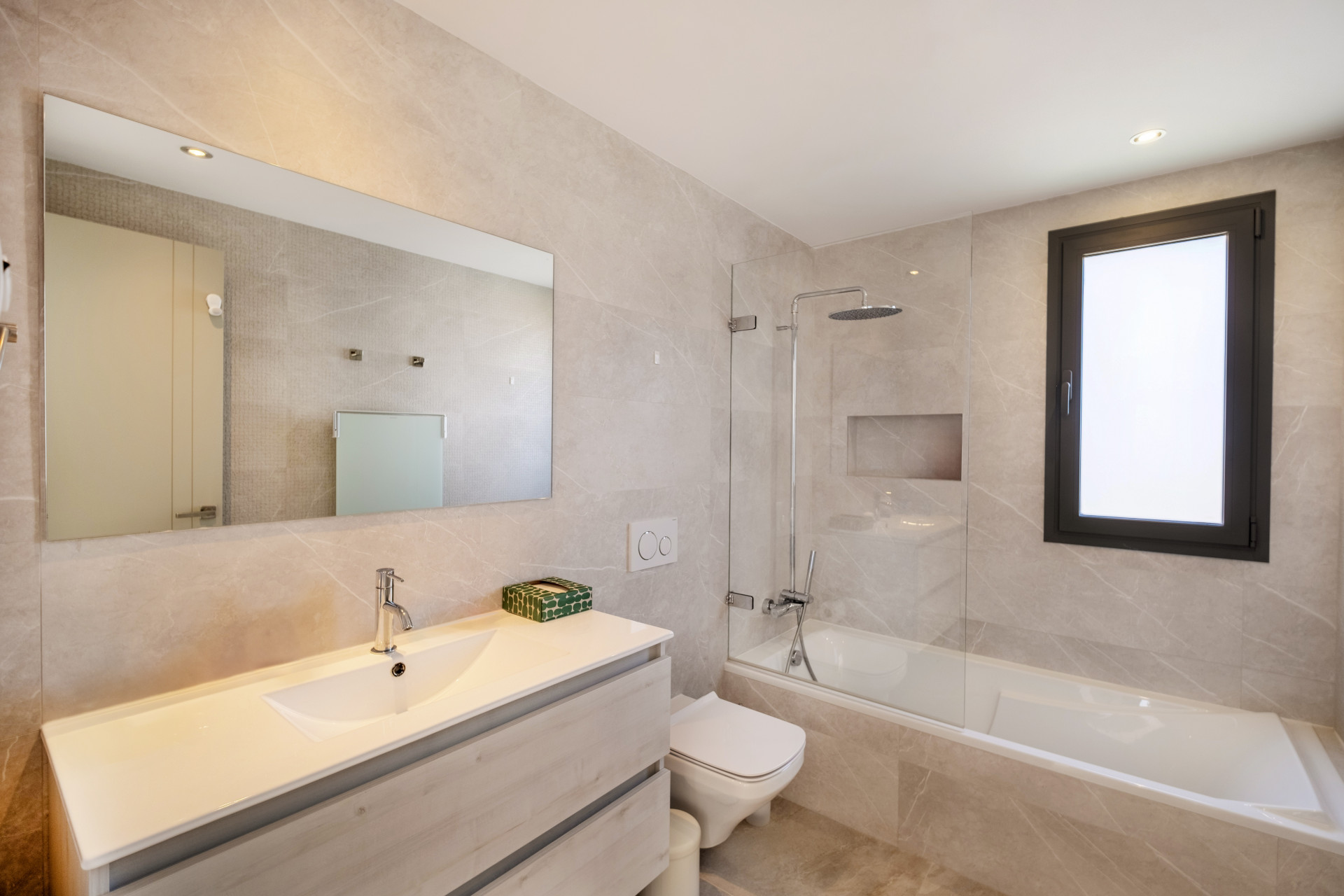 Impresionante villa de 5 dormitorios con comodidades premium en la Milla de Oro en Marbella