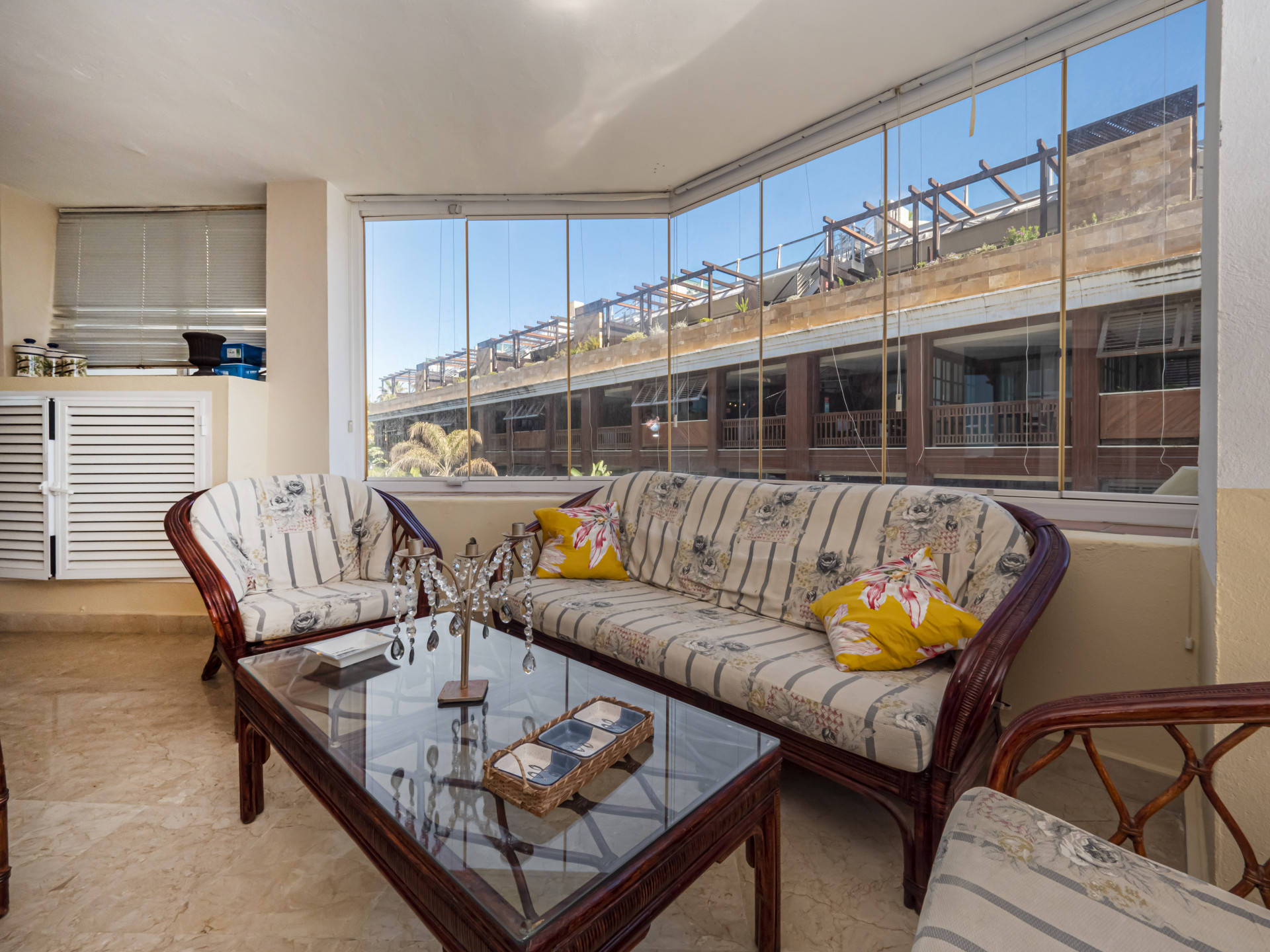 Apartamento en primera línea de playa en un complejo cerrado a poca distancia Puerto Banús en Marbella