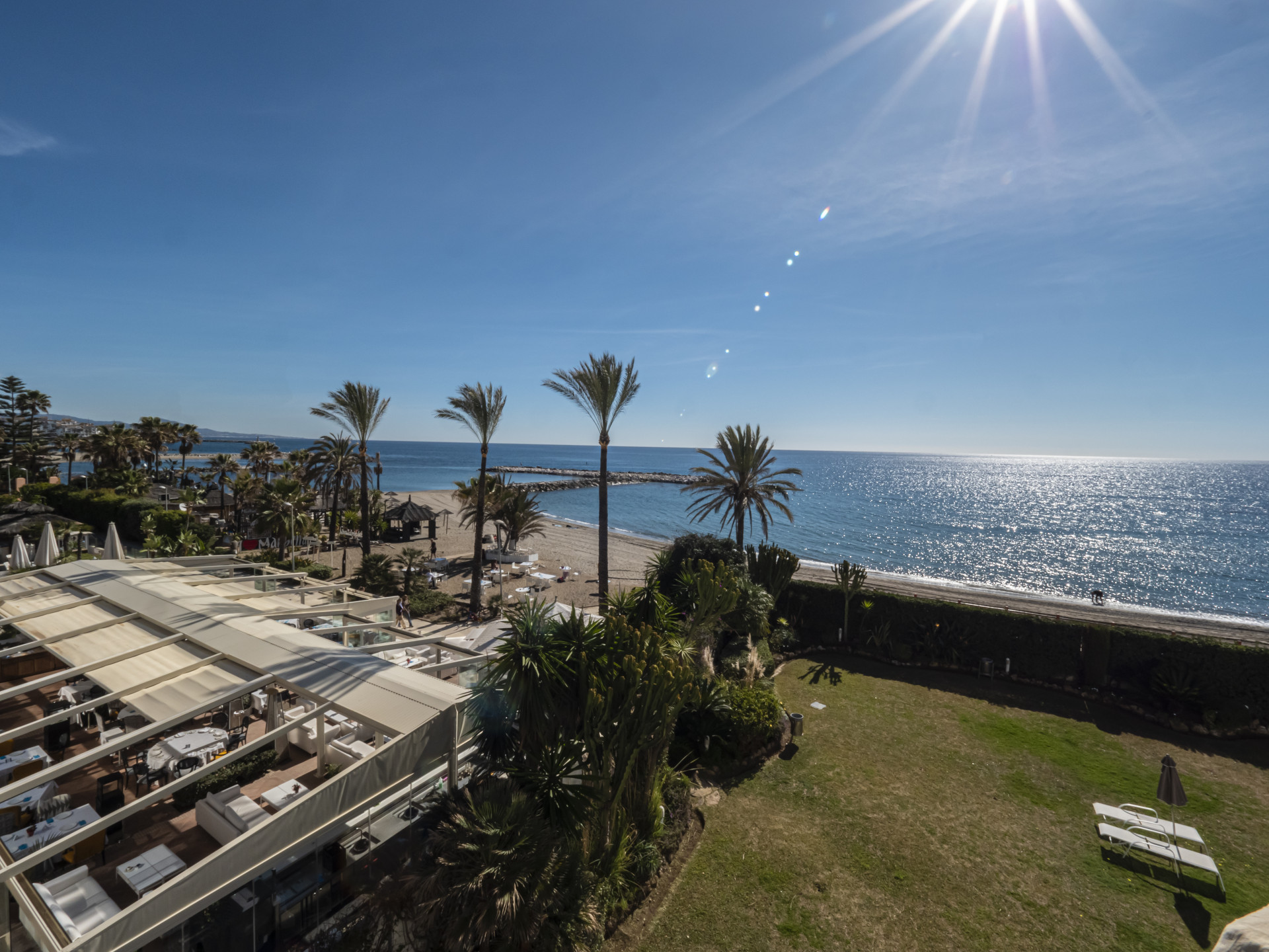 Apartamento en primera línea de playa en un complejo cerrado a poca distancia Puerto Banús en Marbella