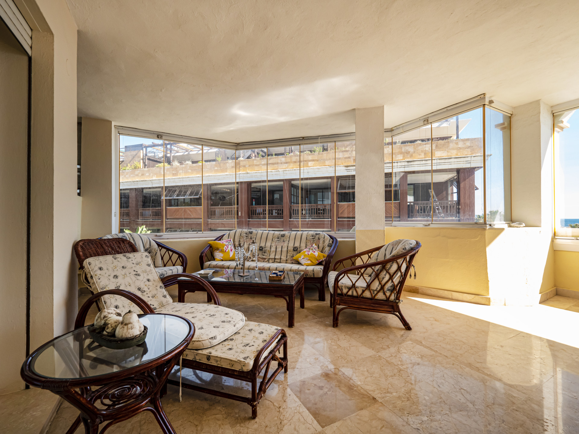 Apartamento en primera línea de playa en un complejo cerrado a poca distancia Puerto Banús en Marbella