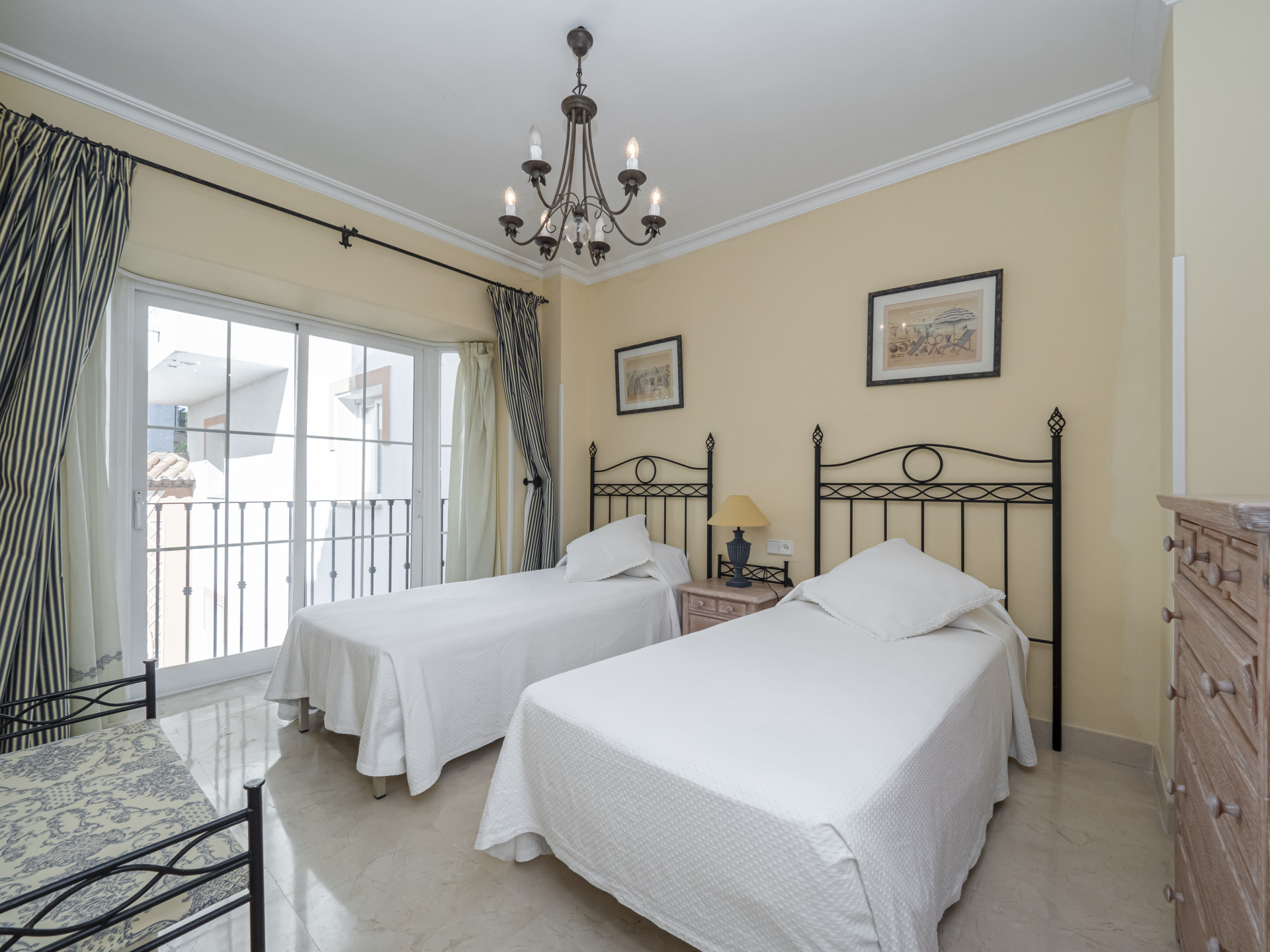 Apartamento en primera línea de playa en un complejo cerrado a poca distancia Puerto Banús en Marbella