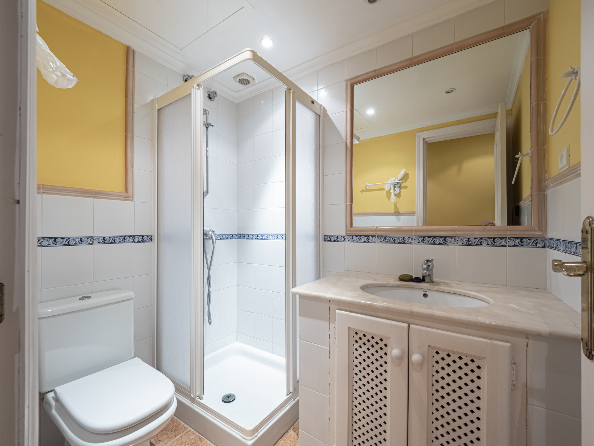 Apartamento en primera línea de playa en un complejo cerrado a poca distancia Puerto Banús en Marbella