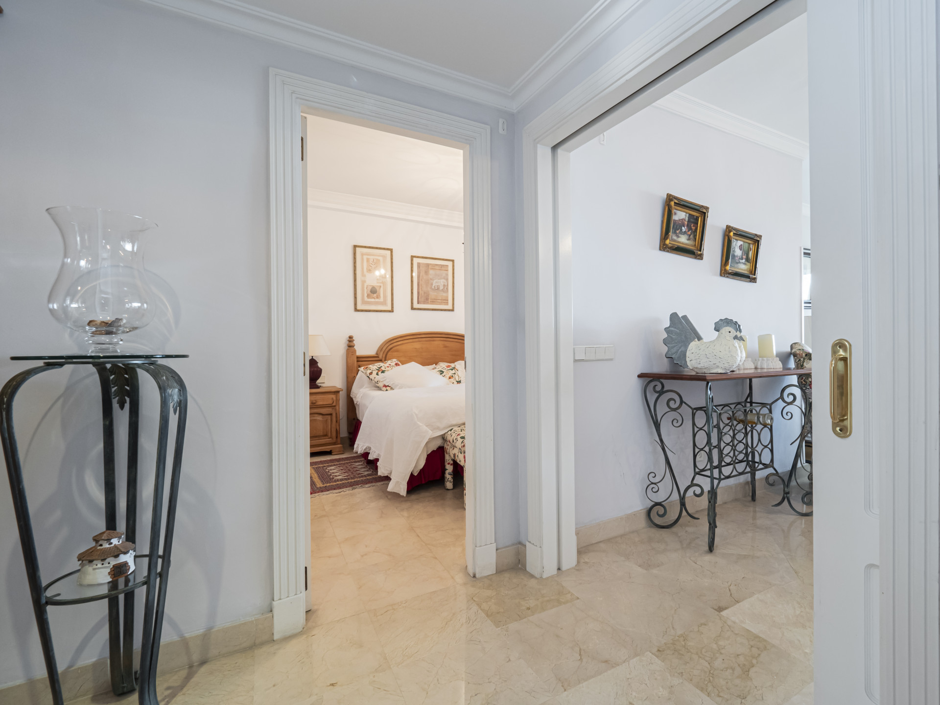 Apartamento en primera línea de playa en un complejo cerrado a poca distancia Puerto Banús en Marbella