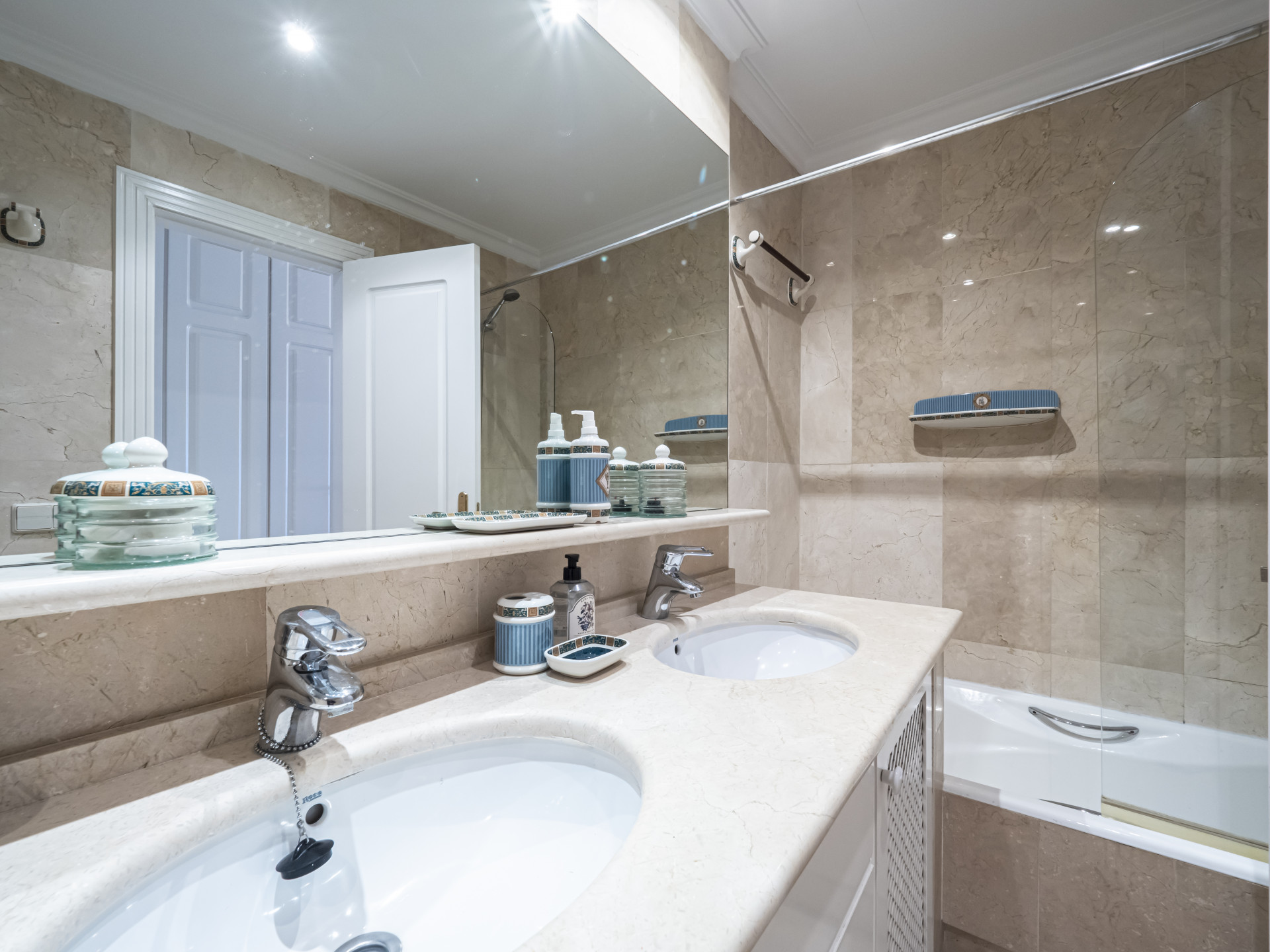 Apartamento en primera línea de playa en un complejo cerrado a poca distancia Puerto Banús en Marbella