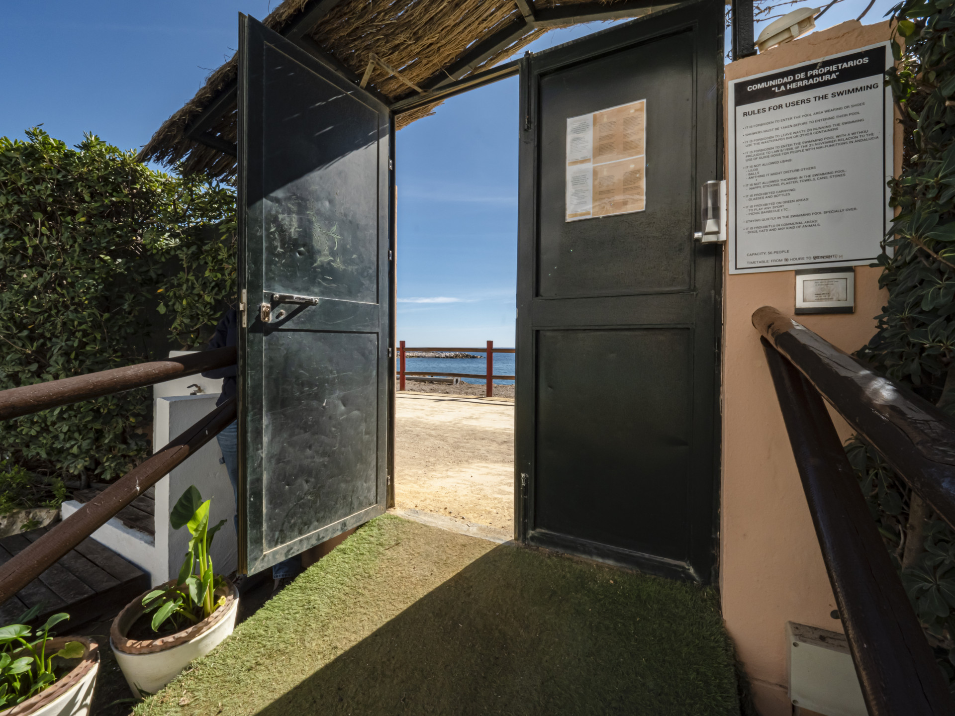 Apartamento en primera línea de playa en un complejo cerrado a poca distancia Puerto Banús en Marbella