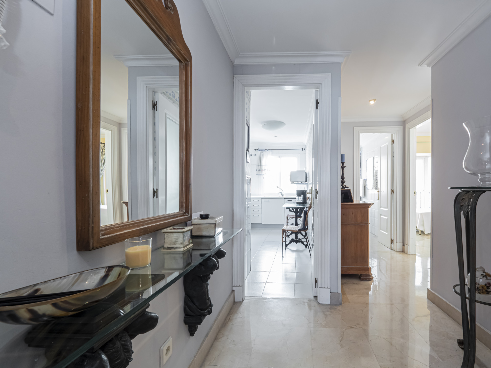 Apartamento en primera línea de playa en un complejo cerrado a poca distancia Puerto Banús en Marbella