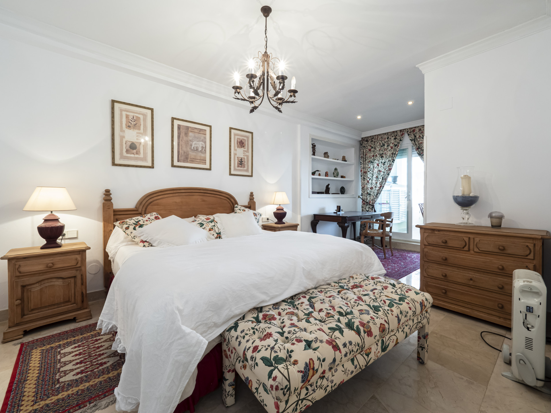 Apartamento en primera línea de playa en un complejo cerrado a poca distancia Puerto Banús en Marbella