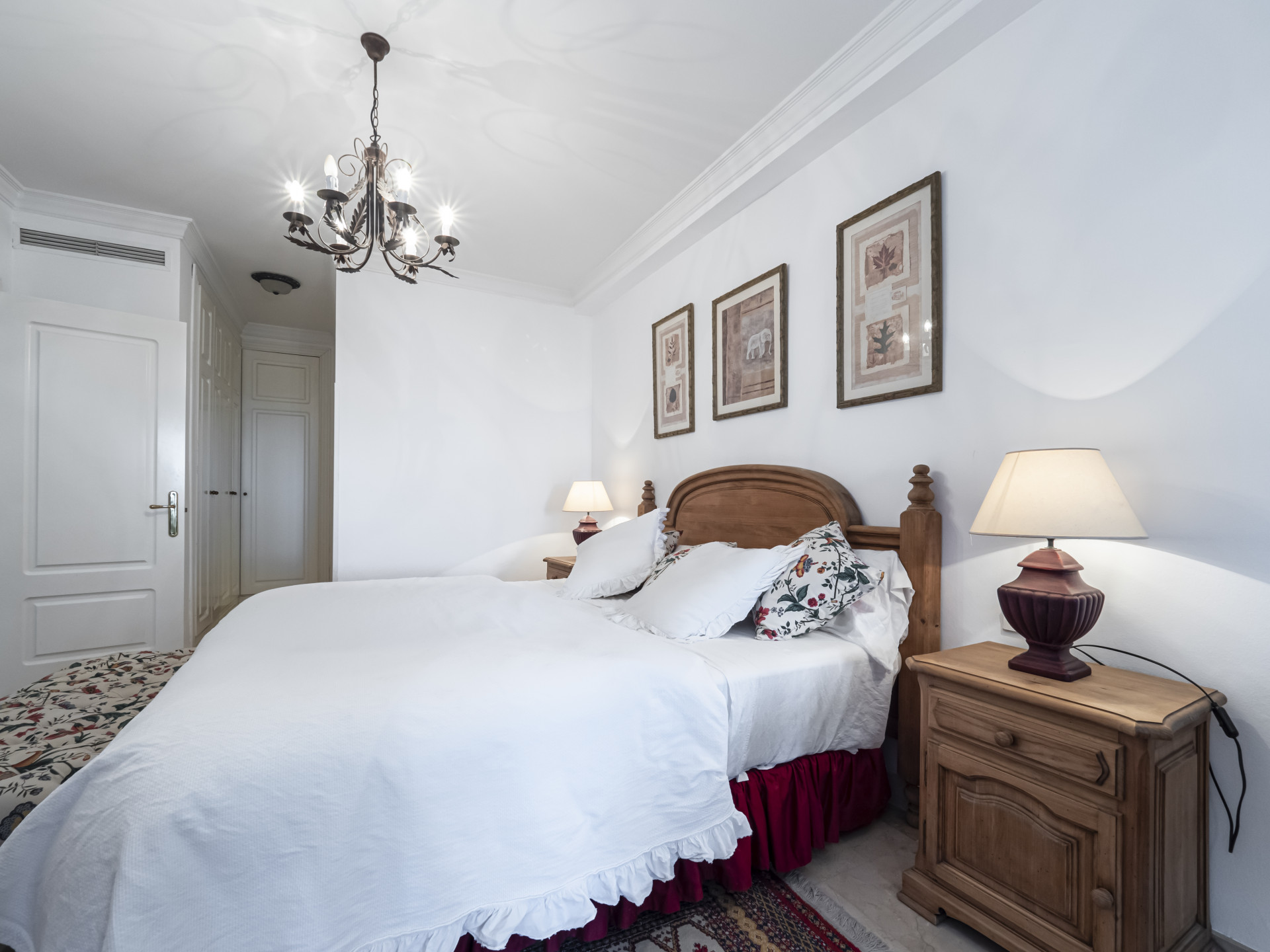 Apartamento en primera línea de playa en un complejo cerrado a poca distancia Puerto Banús en Marbella