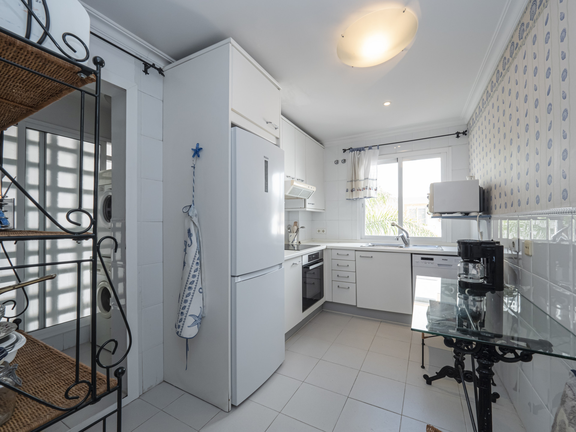 Apartamento en primera línea de playa en un complejo cerrado a poca distancia Puerto Banús en Marbella