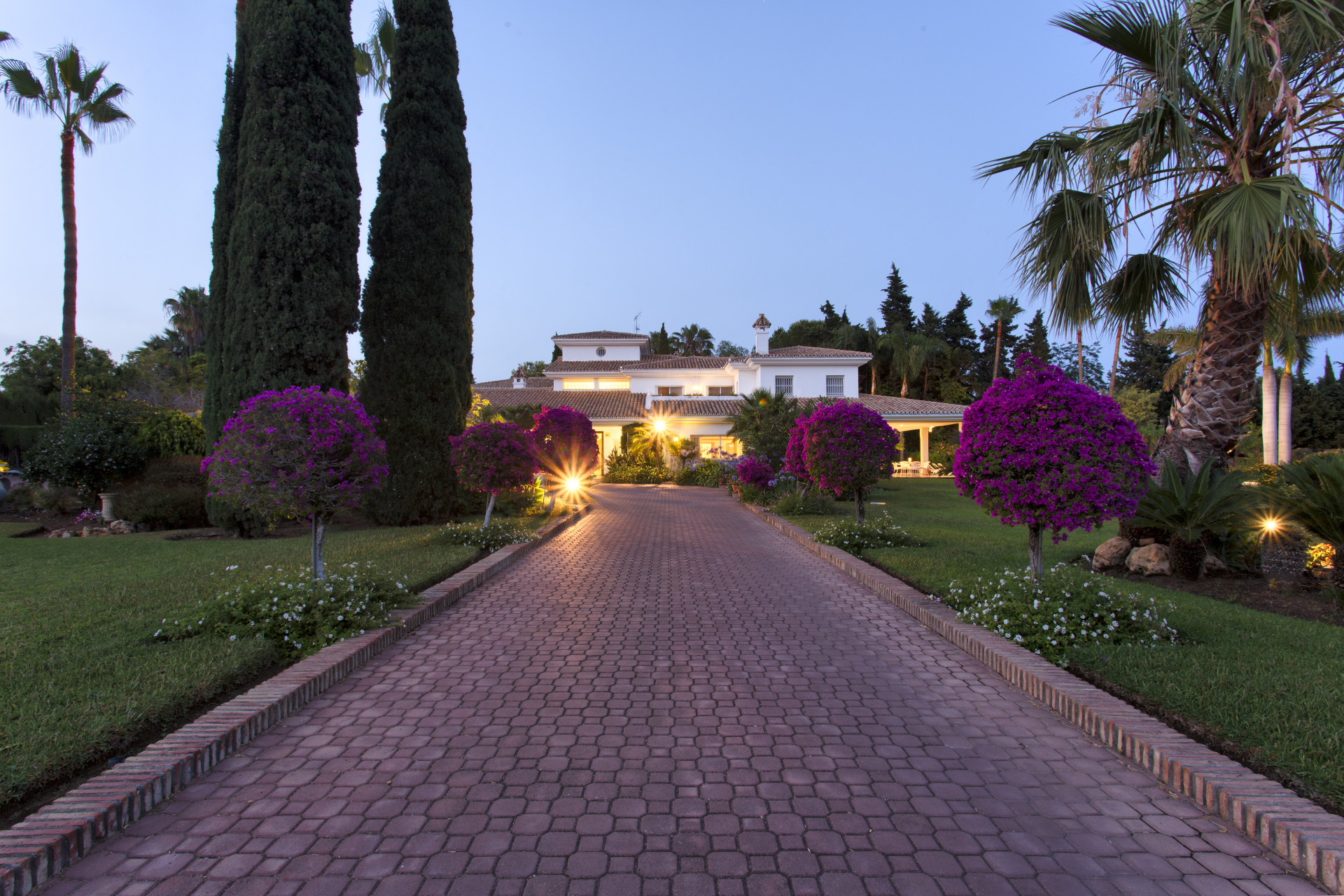Classical-style beachside villa with open views in Guadalmina Baja in San Pedro de Alcantara